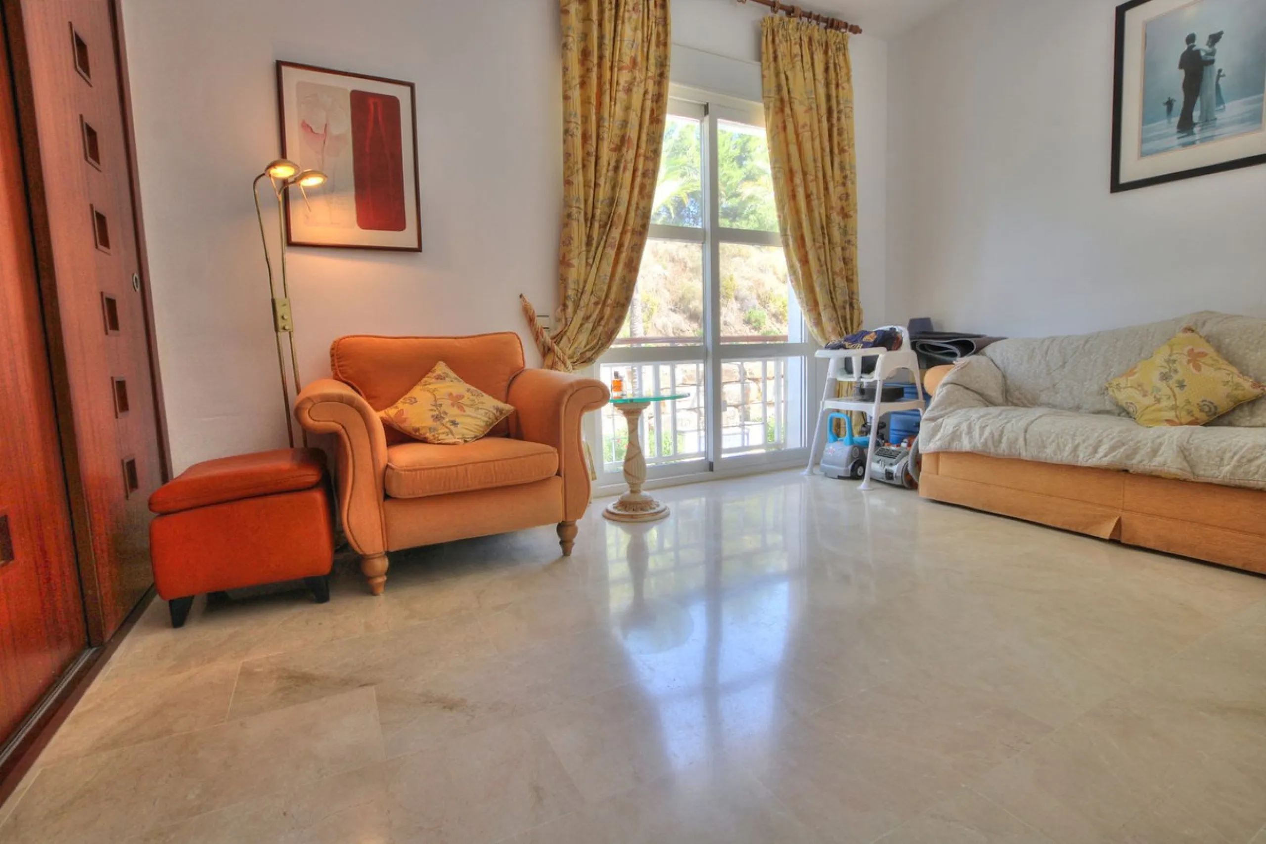 This luxurious and extra large townhouse in La Cala Golf offers plenty of living space, and fabulous open views to the golf course and the mountains beyond. The small gated community also has a wonderful communal pool and garden area. The house itself has