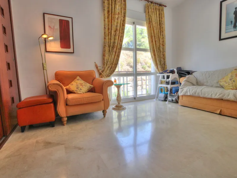 This luxurious and extra large townhouse in La Cala Golf offers plenty of living space, and fabulous open views to the golf course and the mountains beyond. The small gated community also has a wonderful communal pool and garden area. The house itself has