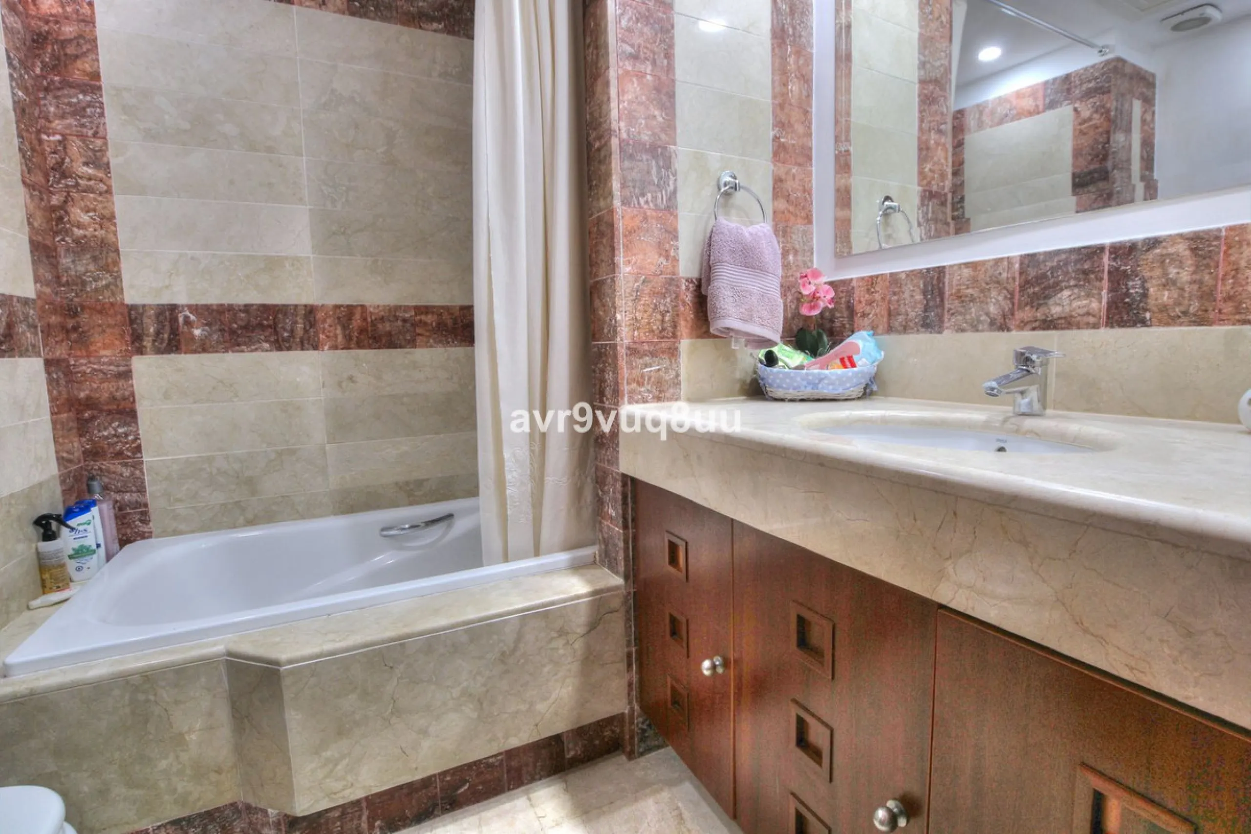 This luxurious and extra large townhouse in La Cala Golf offers plenty of living space, and fabulous open views to the golf course and the mountains beyond. The small gated community also has a wonderful communal pool and garden area. The house itself has