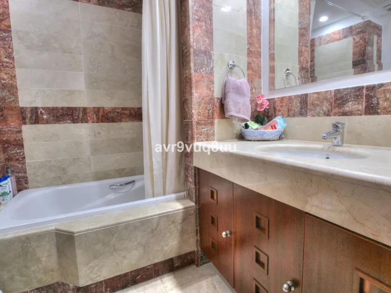 This luxurious and extra large townhouse in La Cala Golf offers plenty of living space, and fabulous open views to the golf course and the mountains beyond. The small gated community also has a wonderful communal pool and garden area. The house itself has