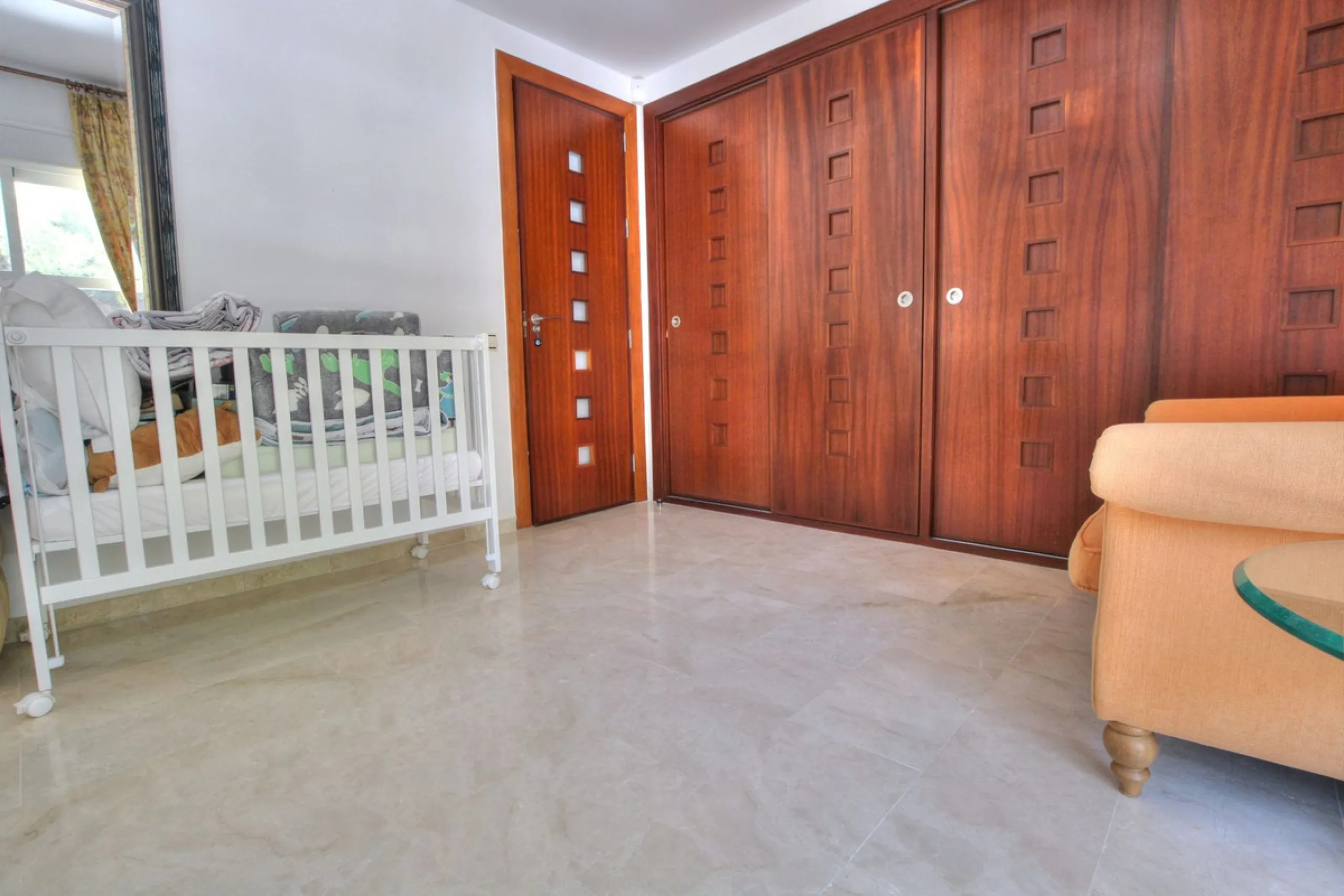 This luxurious and extra large townhouse in La Cala Golf offers plenty of living space, and fabulous open views to the golf course and the mountains beyond. The small gated community also has a wonderful communal pool and garden area. The house itself has