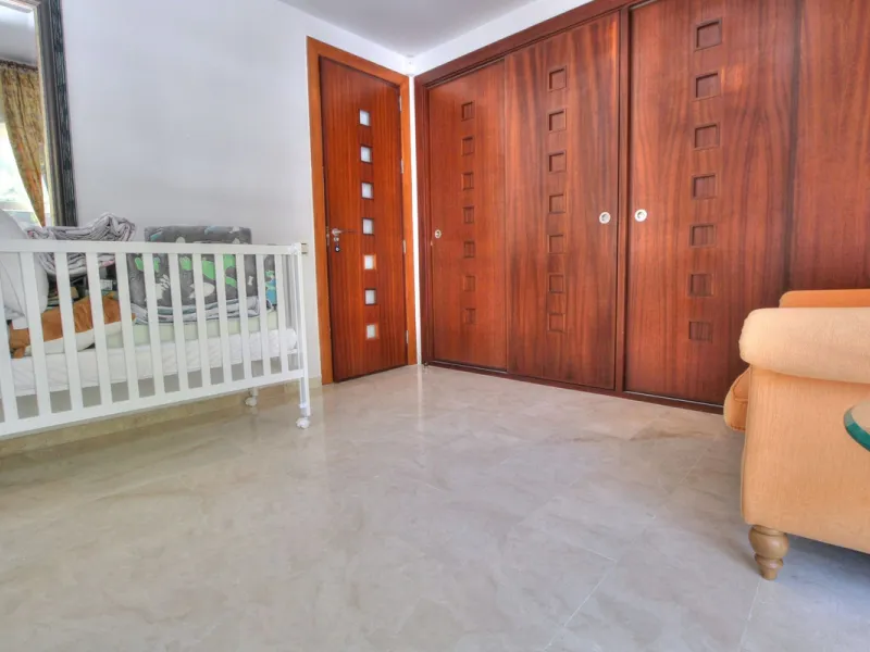 This luxurious and extra large townhouse in La Cala Golf offers plenty of living space, and fabulous open views to the golf course and the mountains beyond. The small gated community also has a wonderful communal pool and garden area. The house itself has