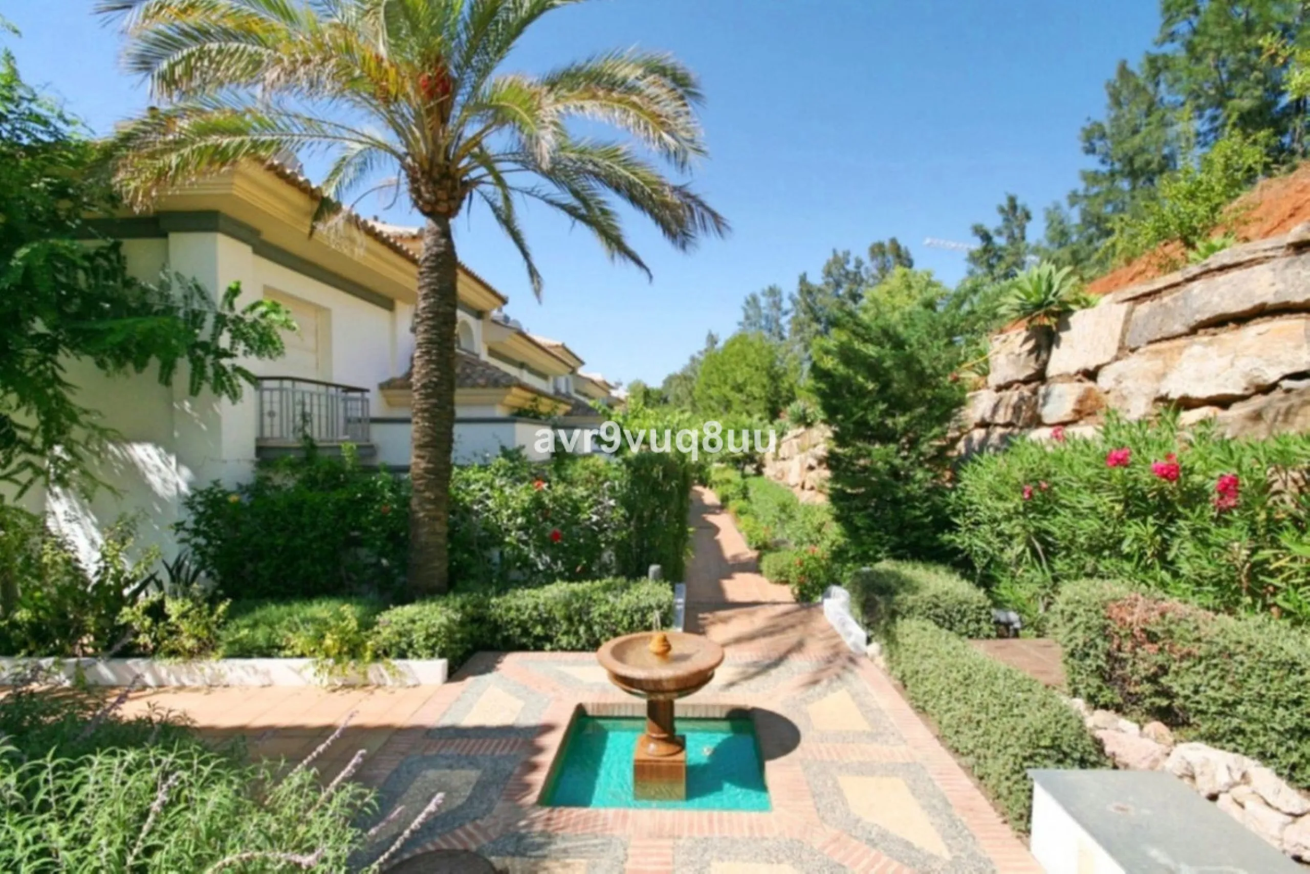 This luxurious and extra large townhouse in La Cala Golf offers plenty of living space, and fabulous open views to the golf course and the mountains beyond. The small gated community also has a wonderful communal pool and garden area. The house itself has