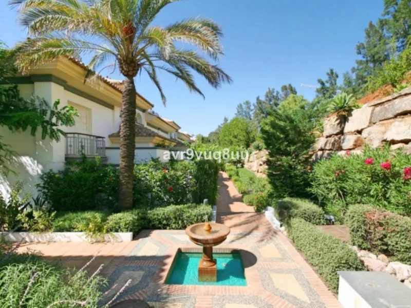 This luxurious and extra large townhouse in La Cala Golf offers plenty of living space, and fabulous open views to the golf course and the mountains beyond. The small gated community also has a wonderful communal pool and garden area. The house itself has