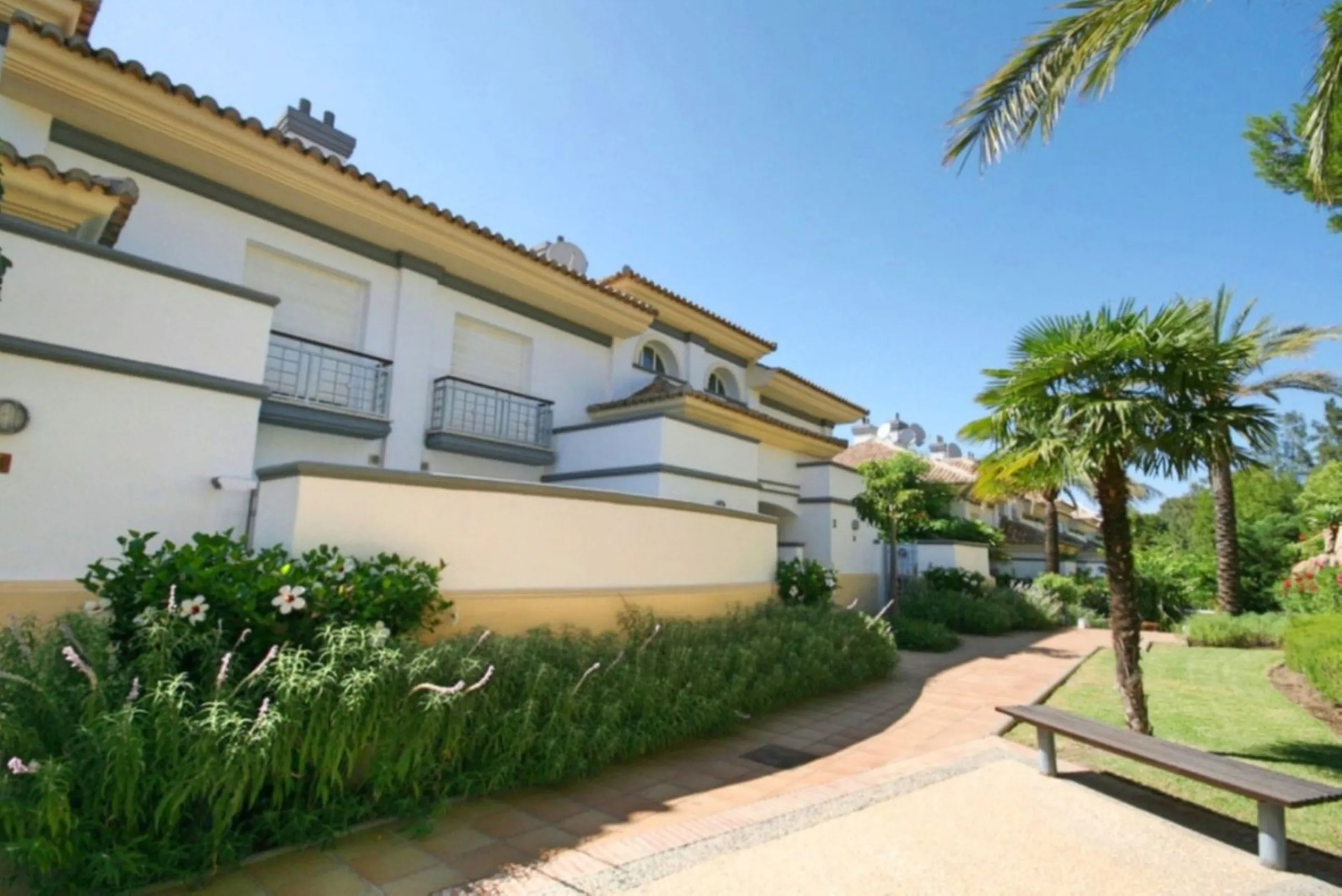 This luxurious and extra large townhouse in La Cala Golf offers plenty of living space, and fabulous open views to the golf course and the mountains beyond. The small gated community also has a wonderful communal pool and garden area. The house itself has