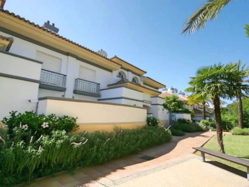 This luxurious and extra large townhouse in La Cala Golf offers plenty of living space, and fabulous open views to the golf course and the mountains beyond. The small gated community also has a wonderful communal pool and garden area. The house itself has