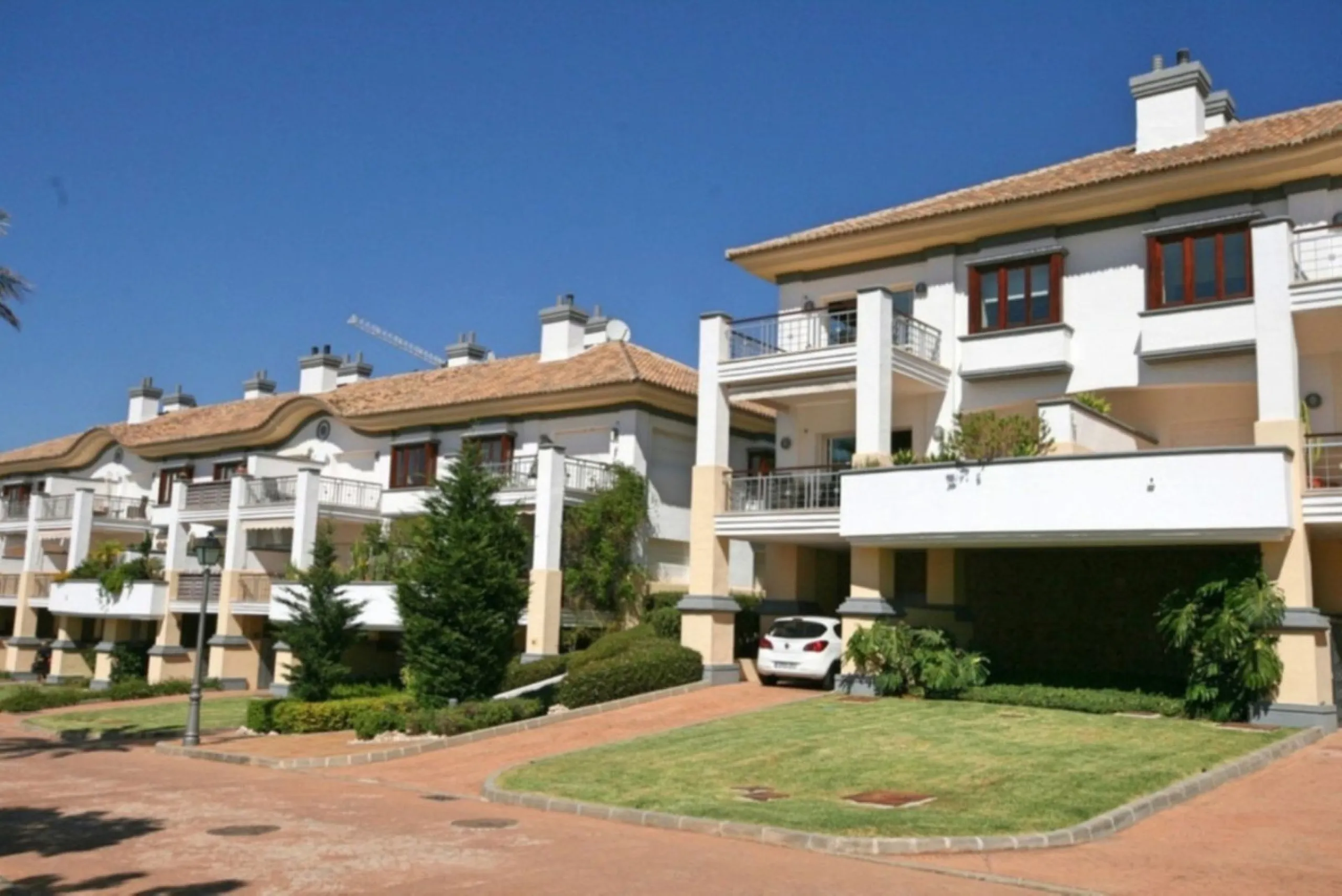 This luxurious and extra large townhouse in La Cala Golf offers plenty of living space, and fabulous open views to the golf course and the mountains beyond. The small gated community also has a wonderful communal pool and garden area. The house itself has