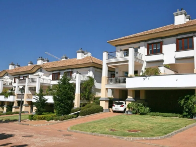 This luxurious and extra large townhouse in La Cala Golf offers plenty of living space, and fabulous open views to the golf course and the mountains beyond. The small gated community also has a wonderful communal pool and garden area. The house itself has