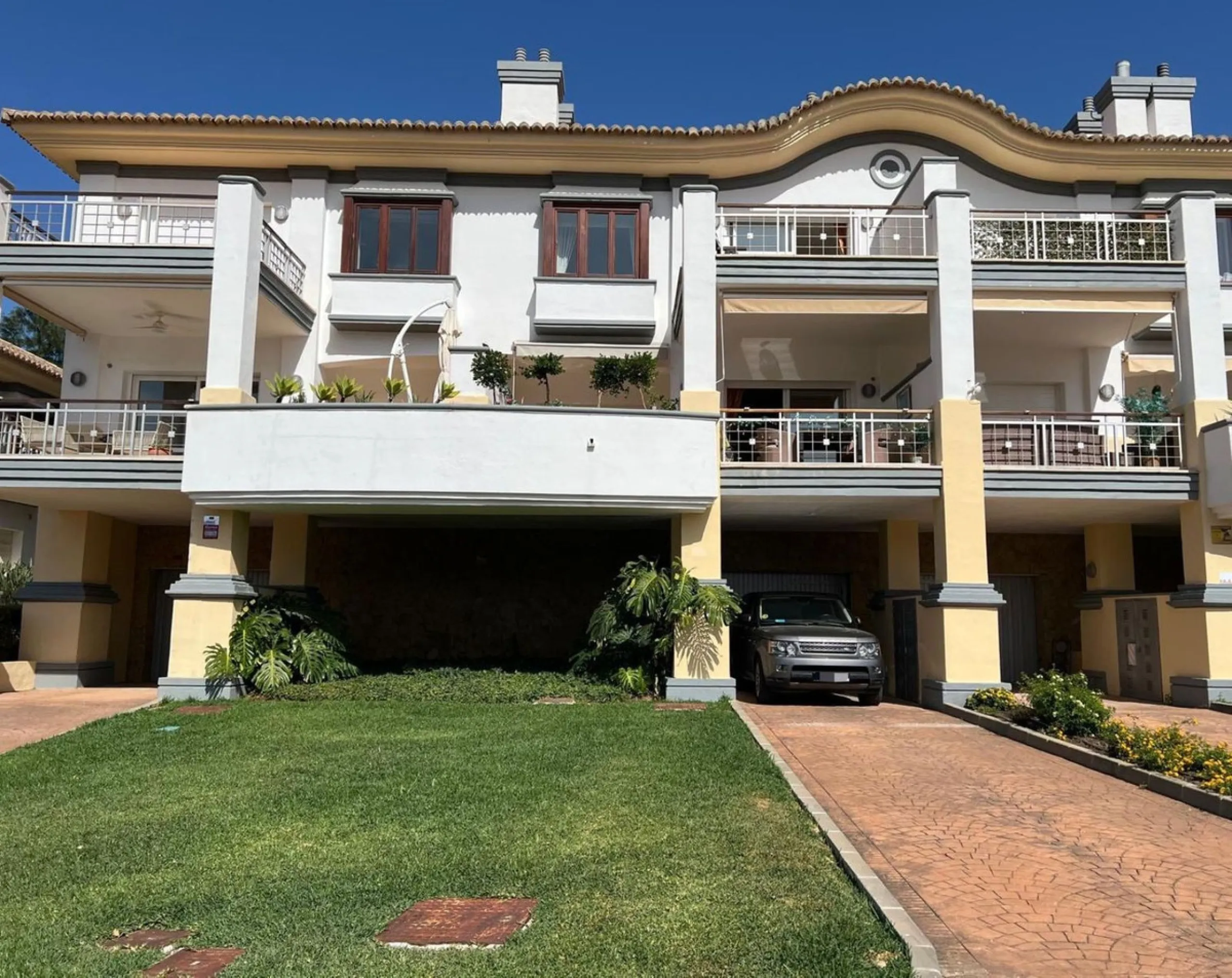 This luxurious and extra large townhouse in La Cala Golf offers plenty of living space, and fabulous open views to the golf course and the mountains beyond. The small gated community also has a wonderful communal pool and garden area. The house itself has
