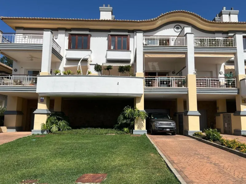 This luxurious and extra large townhouse in La Cala Golf offers plenty of living space, and fabulous open views to the golf course and the mountains beyond. The small gated community also has a wonderful communal pool and garden area. The house itself has