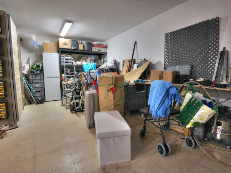 This luxurious and extra large townhouse in La Cala Golf offers plenty of living space, and fabulous open views to the golf course and the mountains beyond. The small gated community also has a wonderful communal pool and garden area. The house itself has