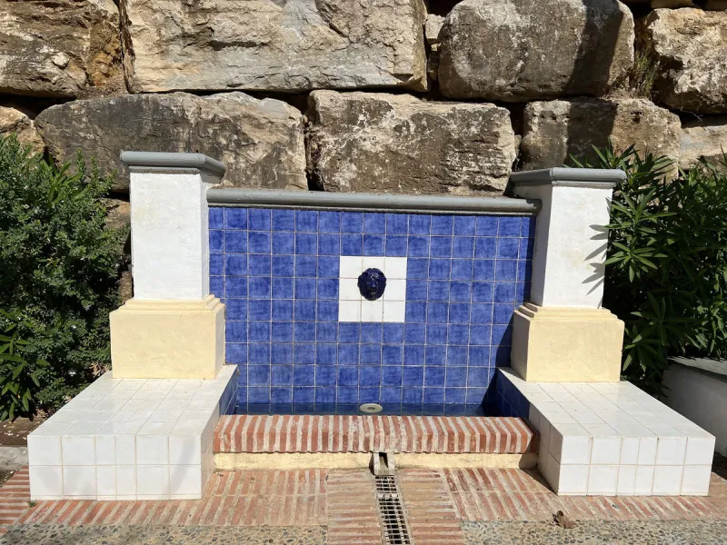 This luxurious and extra large townhouse in La Cala Golf offers plenty of living space, and fabulous open views to the golf course and the mountains beyond. The small gated community also has a wonderful communal pool and garden area. The house itself has