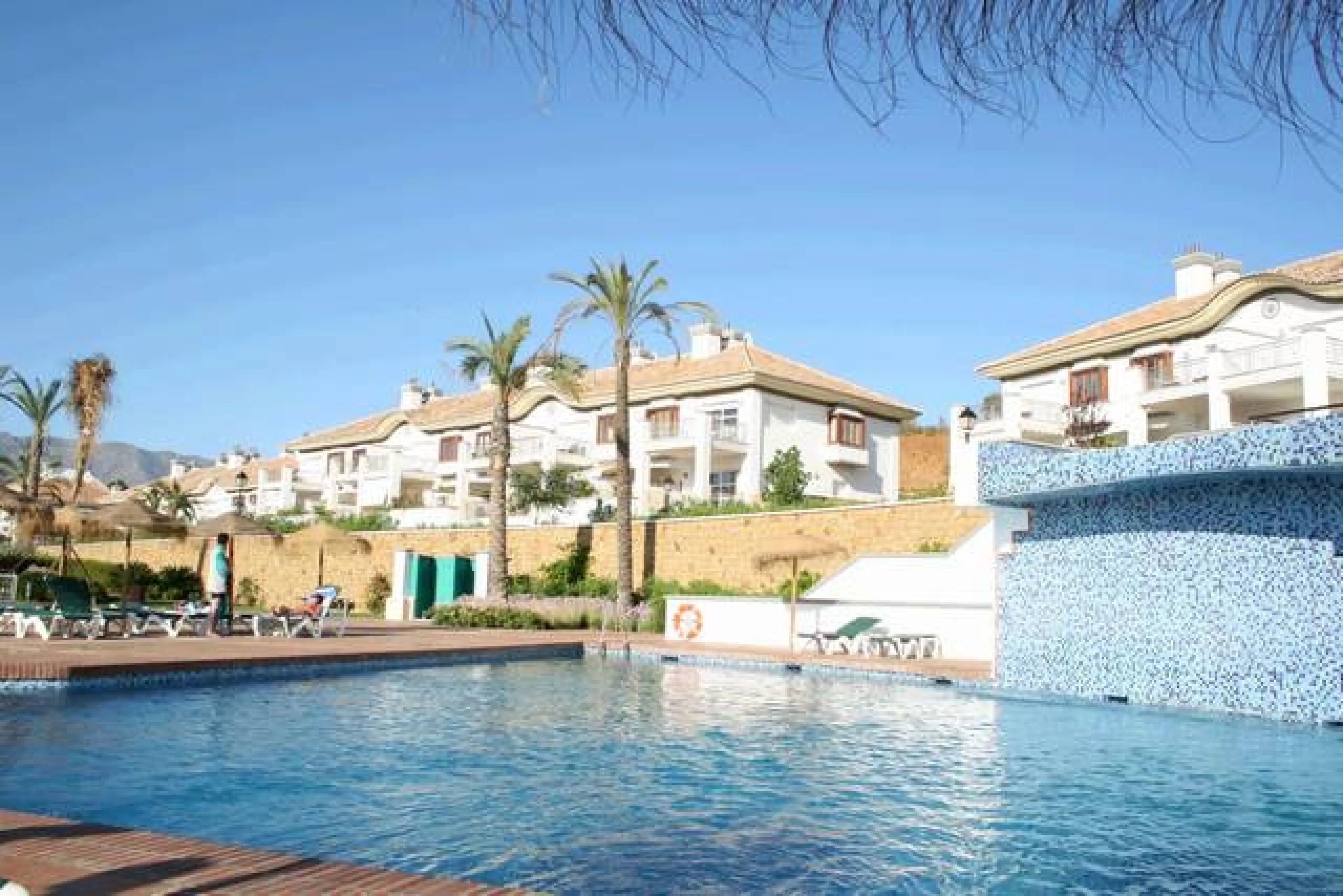 This luxurious and extra large townhouse in La Cala Golf offers plenty of living space, and fabulous open views to the golf course and the mountains beyond. The small gated community also has a wonderful communal pool and garden area. The house itself has