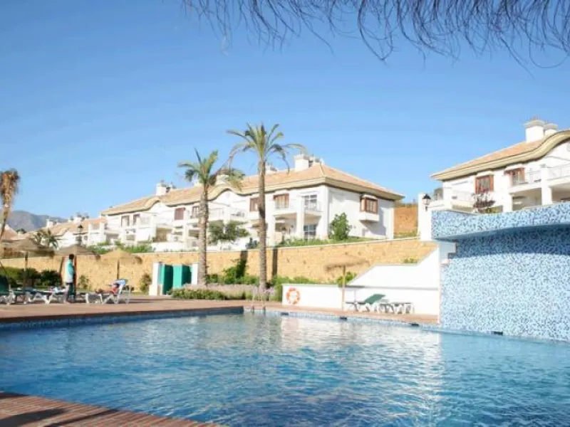 This luxurious and extra large townhouse in La Cala Golf offers plenty of living space, and fabulous open views to the golf course and the mountains beyond. The small gated community also has a wonderful communal pool and garden area. The house itself has