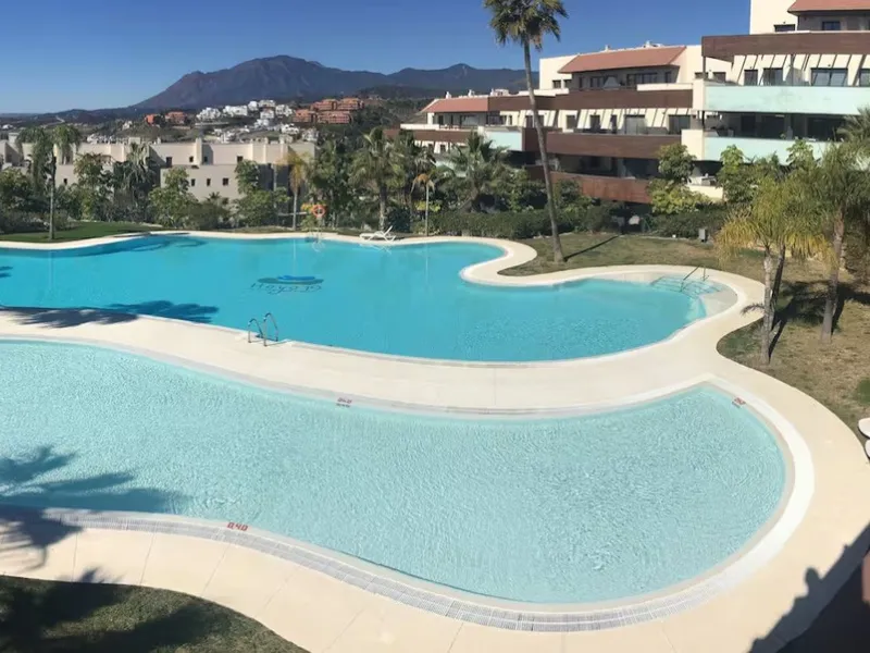 Located in Hoyo 19 this turnkey investment opportunity within the highly sought-after Los Flamingos Golf Resort, Benahavís. This contemporary, south-facing 2-bedroom, 2-bathroom apartment in the exclusive Hoyo 19 complex is a perfect blend of luxury livin