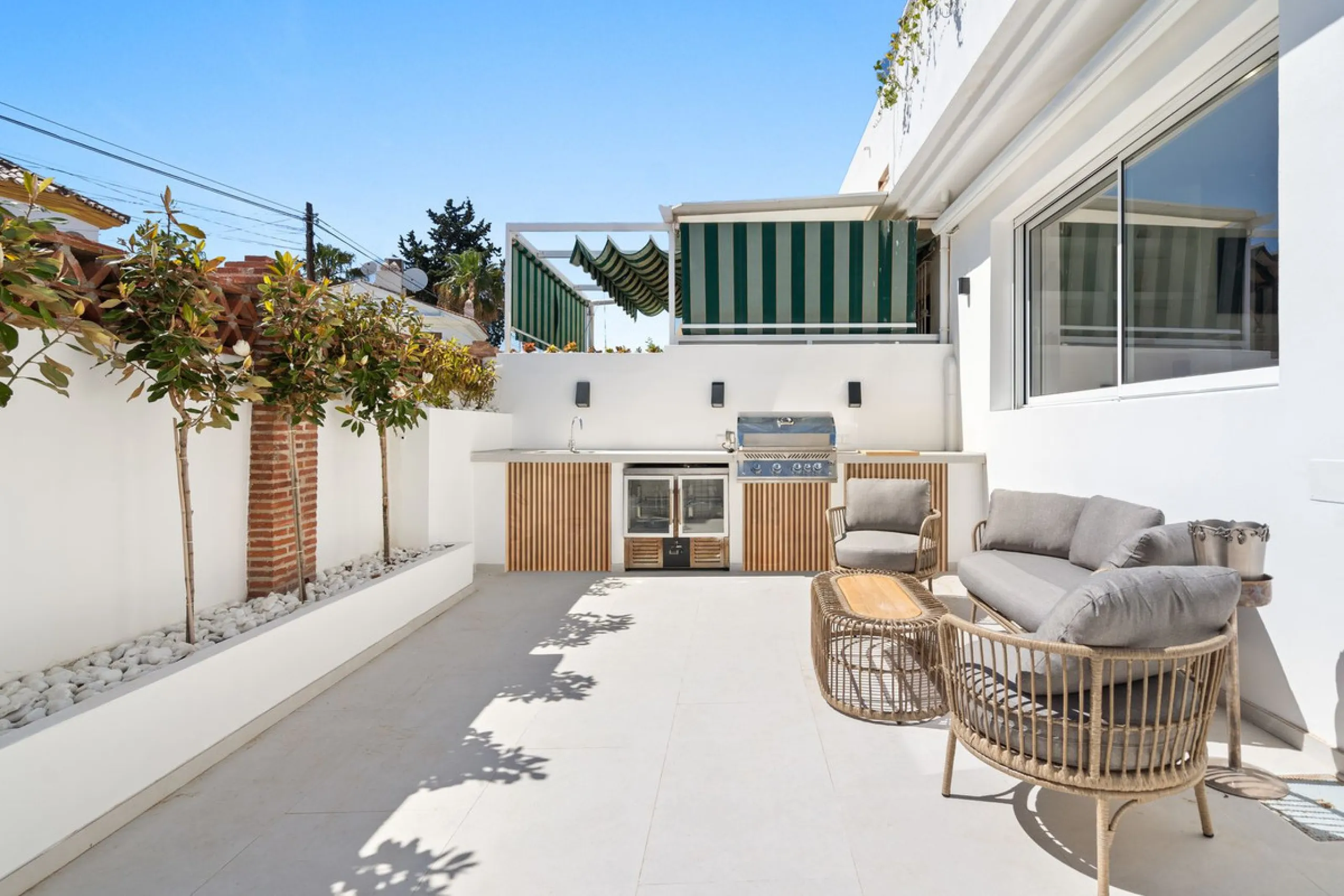 Welcome to a newly renovated townhouse located just a few meters from the beaches of San Pedro. The house is surrounded by schools, shops, sports facilities, restaurants, and all essential services. It also enjoys excellent connections to the centre of Ma