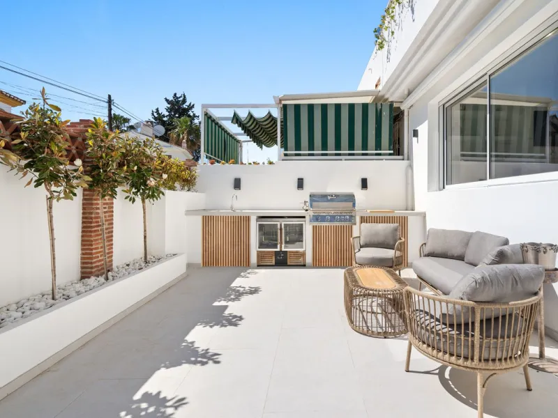 Welcome to a newly renovated townhouse located just a few meters from the beaches of San Pedro. The house is surrounded by schools, shops, sports facilities, restaurants, and all essential services. It also enjoys excellent connections to the centre of Ma