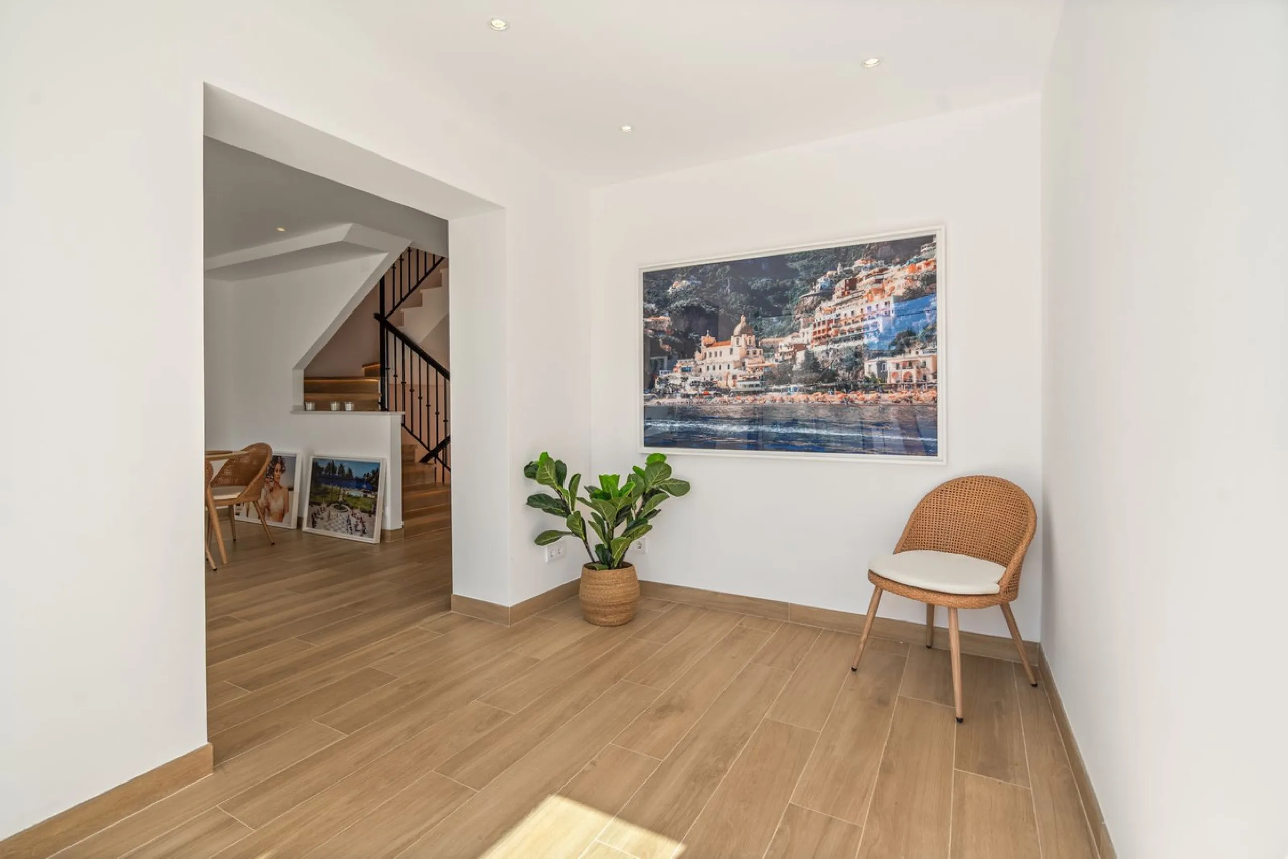 Welcome to a newly renovated townhouse located just a few meters from the beaches of San Pedro. The house is surrounded by schools, shops, sports facilities, restaurants, and all essential services. It also enjoys excellent connections to the centre of Ma