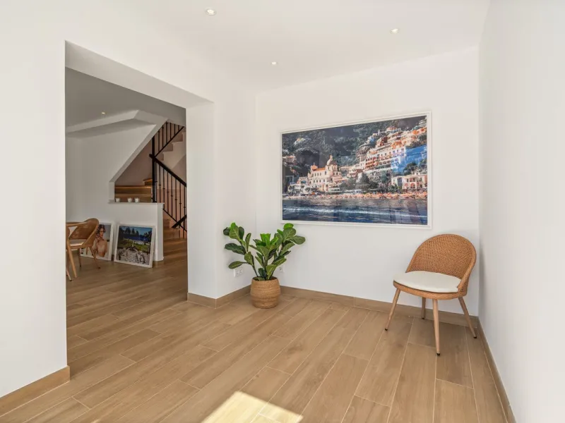 Welcome to a newly renovated townhouse located just a few meters from the beaches of San Pedro. The house is surrounded by schools, shops, sports facilities, restaurants, and all essential services. It also enjoys excellent connections to the centre of Ma