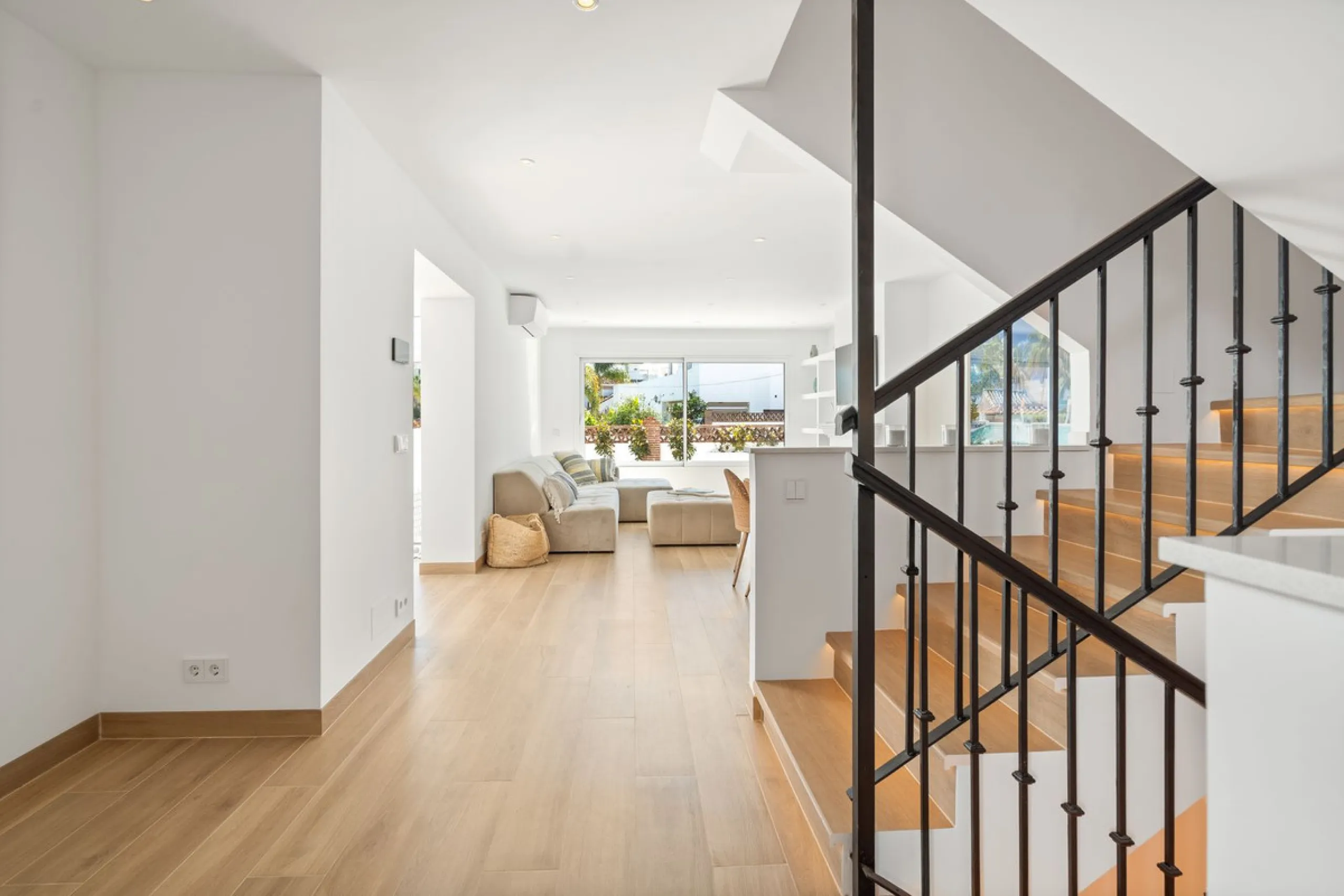 Welcome to a newly renovated townhouse located just a few meters from the beaches of San Pedro. The house is surrounded by schools, shops, sports facilities, restaurants, and all essential services. It also enjoys excellent connections to the centre of Ma