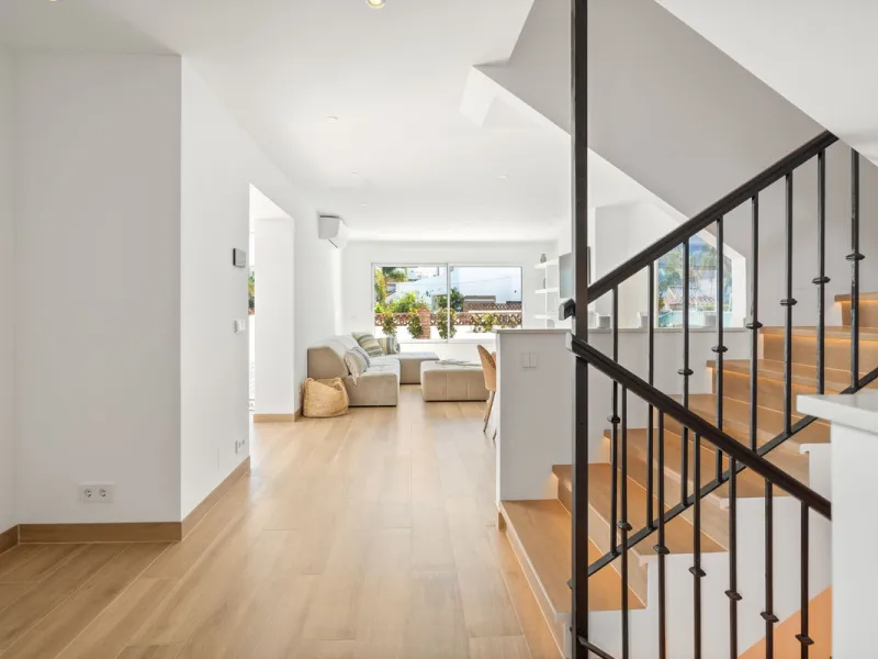 Welcome to a newly renovated townhouse located just a few meters from the beaches of San Pedro. The house is surrounded by schools, shops, sports facilities, restaurants, and all essential services. It also enjoys excellent connections to the centre of Ma