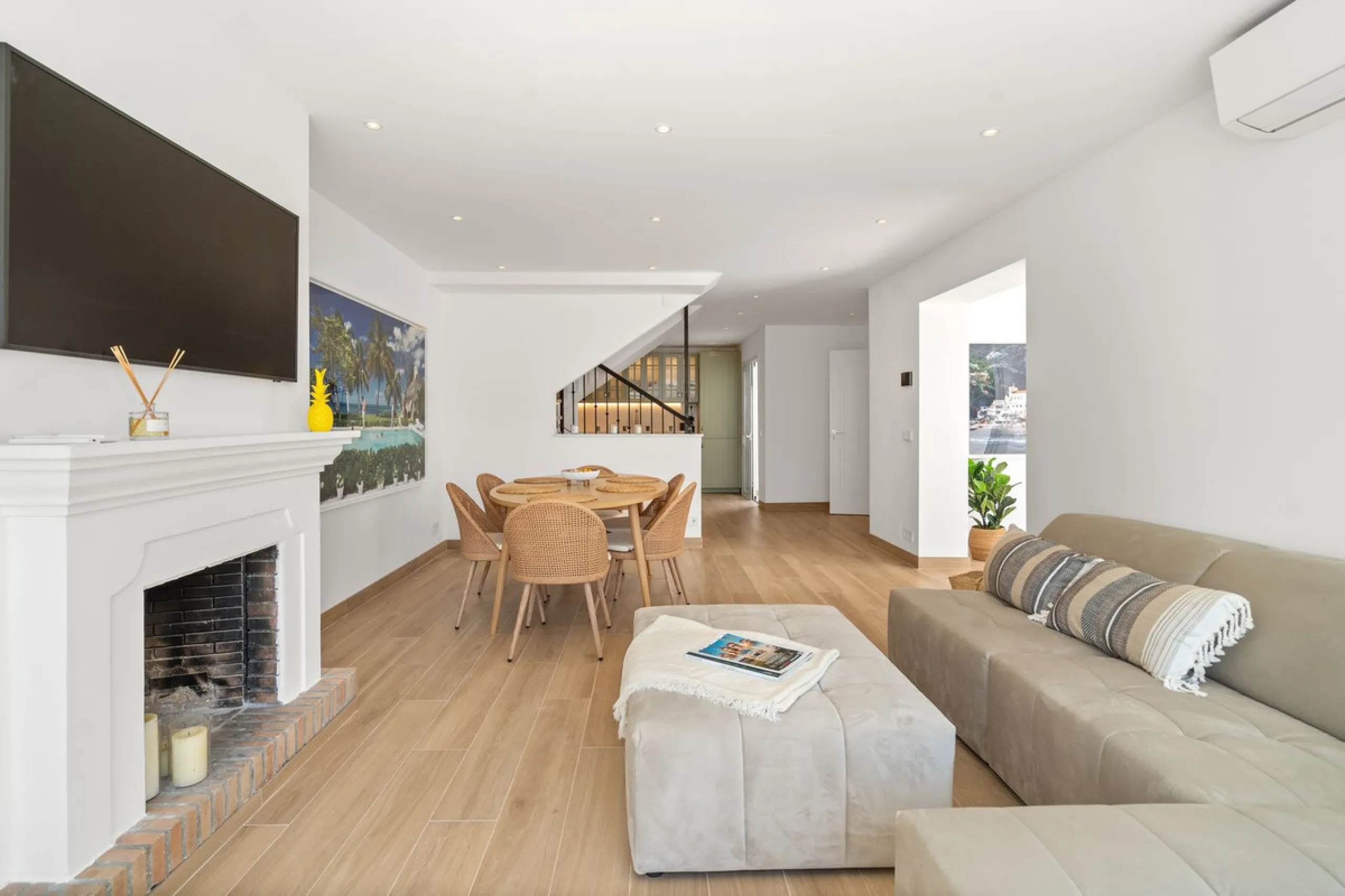 Welcome to a newly renovated townhouse located just a few meters from the beaches of San Pedro. The house is surrounded by schools, shops, sports facilities, restaurants, and all essential services. It also enjoys excellent connections to the centre of Ma