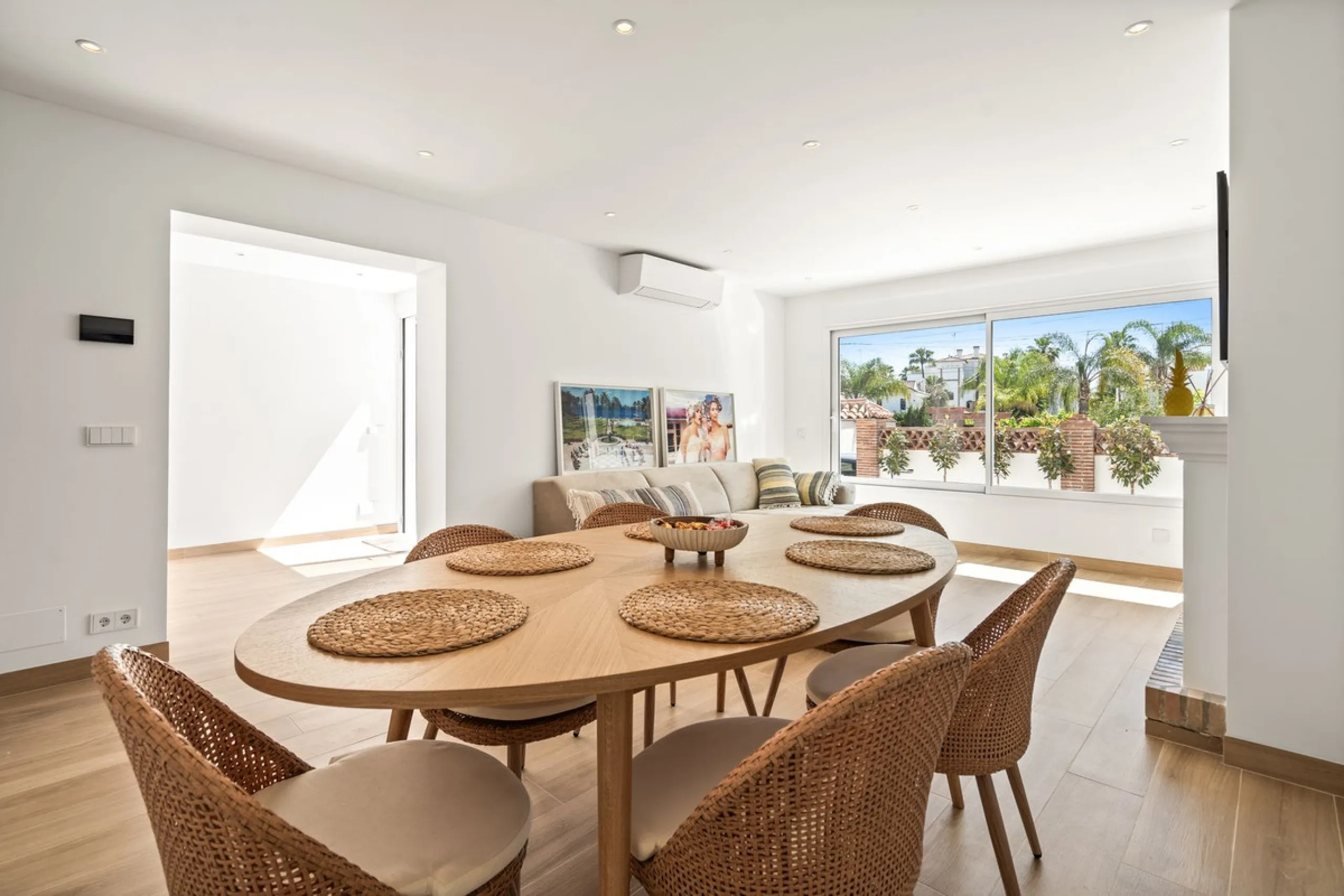 Welcome to a newly renovated townhouse located just a few meters from the beaches of San Pedro. The house is surrounded by schools, shops, sports facilities, restaurants, and all essential services. It also enjoys excellent connections to the centre of Ma