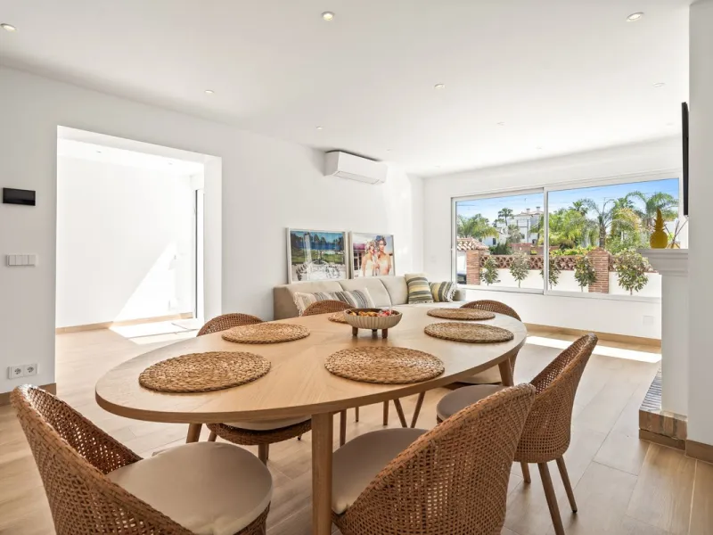 Welcome to a newly renovated townhouse located just a few meters from the beaches of San Pedro. The house is surrounded by schools, shops, sports facilities, restaurants, and all essential services. It also enjoys excellent connections to the centre of Ma