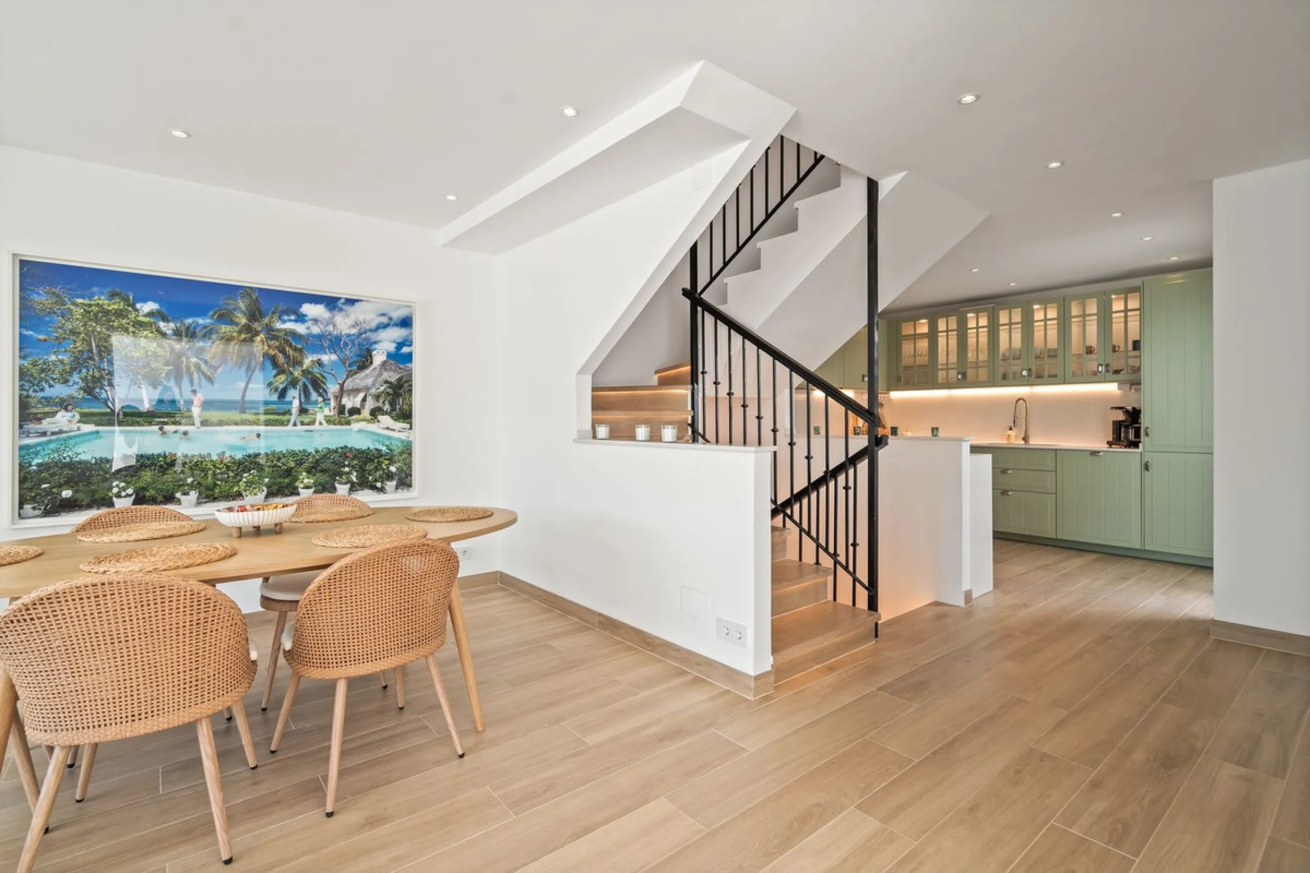 Welcome to a newly renovated townhouse located just a few meters from the beaches of San Pedro. The house is surrounded by schools, shops, sports facilities, restaurants, and all essential services. It also enjoys excellent connections to the centre of Ma