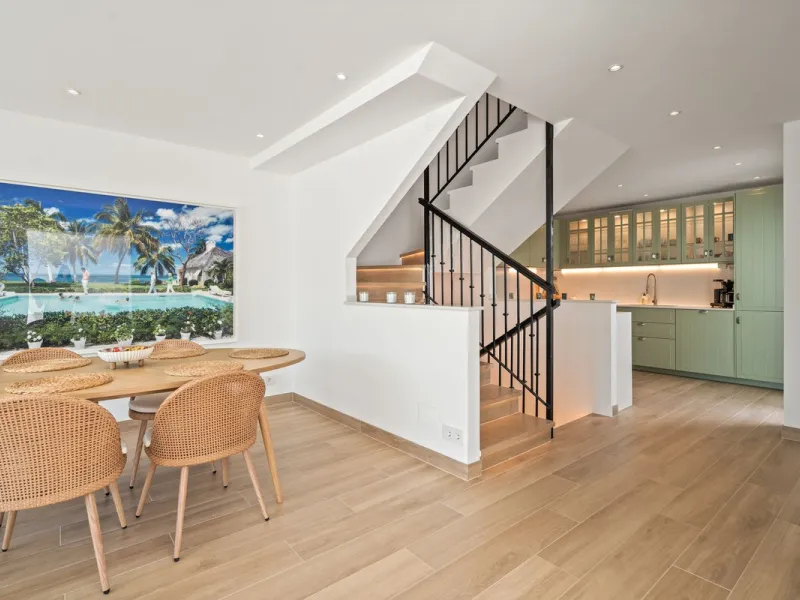 Welcome to a newly renovated townhouse located just a few meters from the beaches of San Pedro. The house is surrounded by schools, shops, sports facilities, restaurants, and all essential services. It also enjoys excellent connections to the centre of Ma