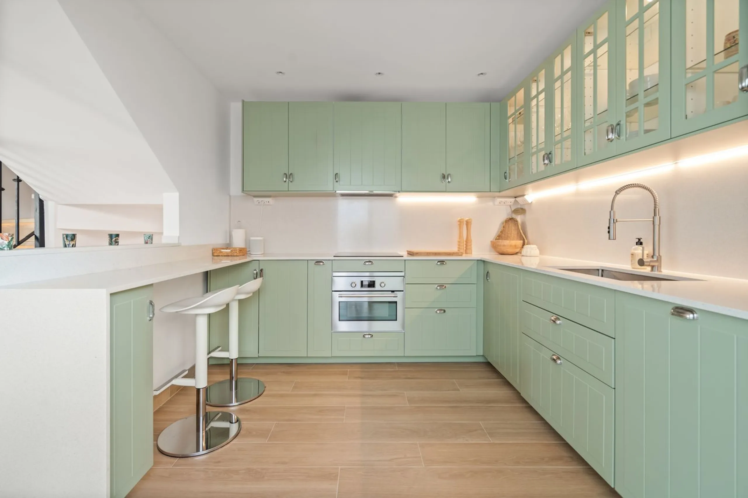 Welcome to a newly renovated townhouse located just a few meters from the beaches of San Pedro. The house is surrounded by schools, shops, sports facilities, restaurants, and all essential services. It also enjoys excellent connections to the centre of Ma