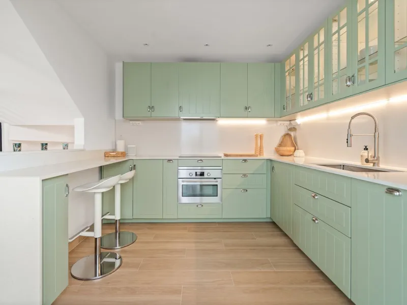 Welcome to a newly renovated townhouse located just a few meters from the beaches of San Pedro. The house is surrounded by schools, shops, sports facilities, restaurants, and all essential services. It also enjoys excellent connections to the centre of Ma
