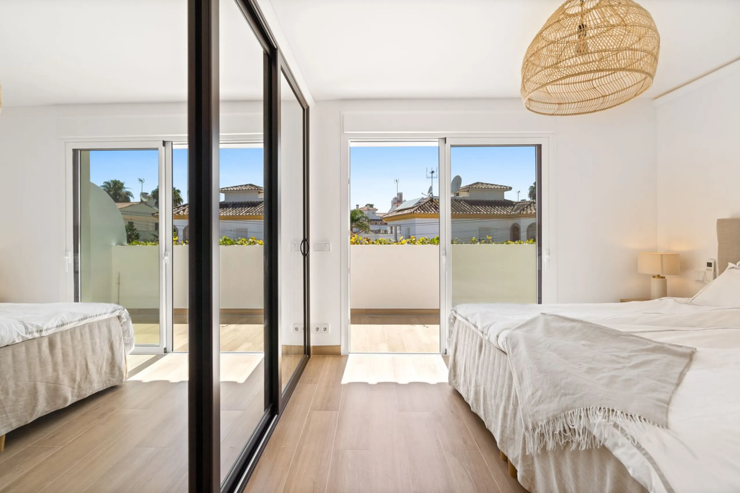 Welcome to a newly renovated townhouse located just a few meters from the beaches of San Pedro. The house is surrounded by schools, shops, sports facilities, restaurants, and all essential services. It also enjoys excellent connections to the centre of Ma