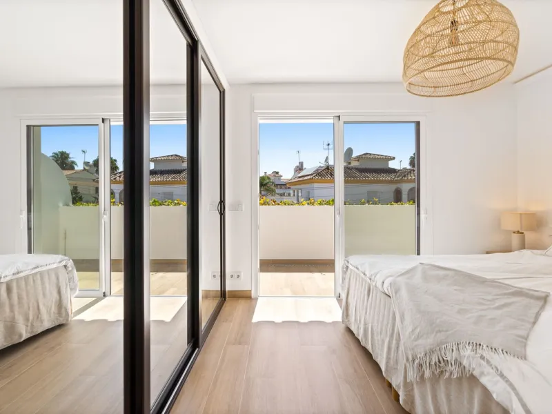 Welcome to a newly renovated townhouse located just a few meters from the beaches of San Pedro. The house is surrounded by schools, shops, sports facilities, restaurants, and all essential services. It also enjoys excellent connections to the centre of Ma