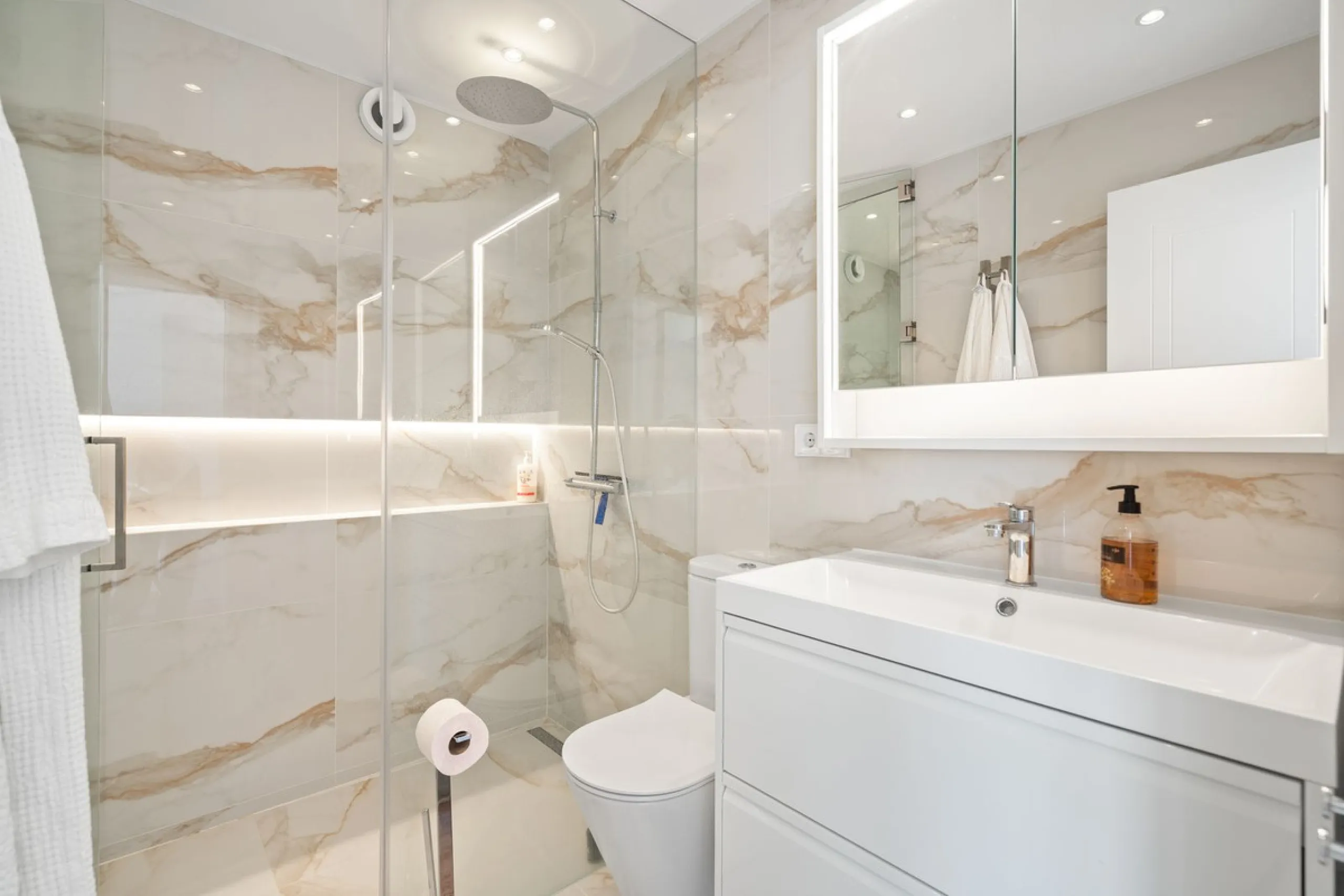 Welcome to a newly renovated townhouse located just a few meters from the beaches of San Pedro. The house is surrounded by schools, shops, sports facilities, restaurants, and all essential services. It also enjoys excellent connections to the centre of Ma