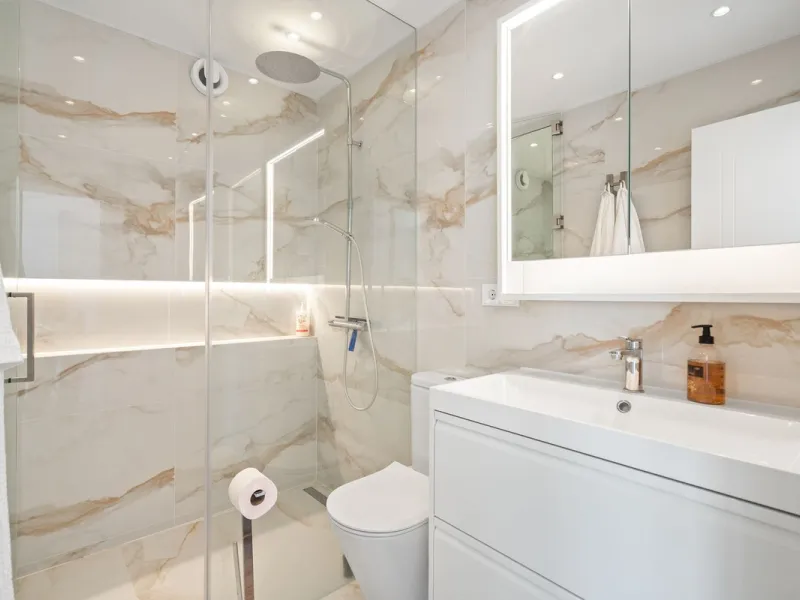 Welcome to a newly renovated townhouse located just a few meters from the beaches of San Pedro. The house is surrounded by schools, shops, sports facilities, restaurants, and all essential services. It also enjoys excellent connections to the centre of Ma