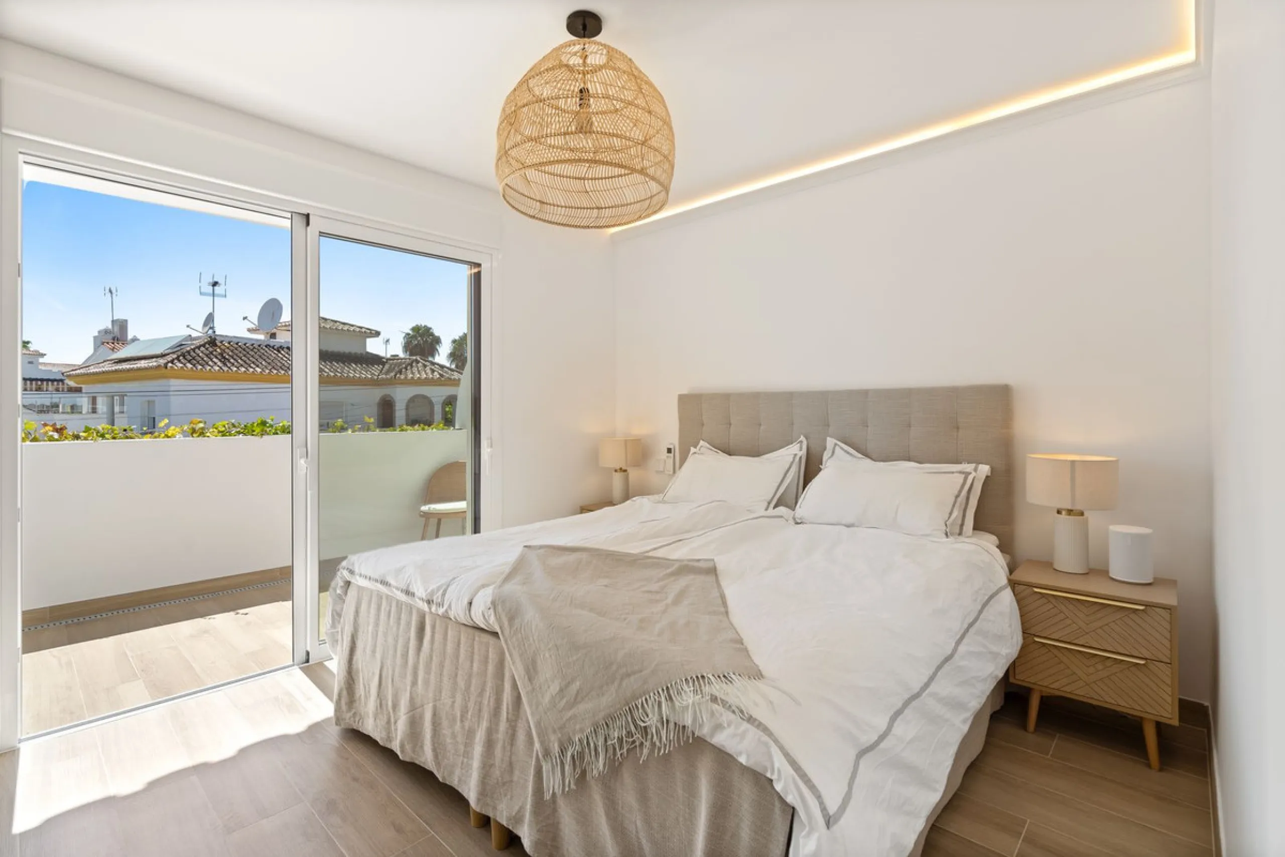Welcome to a newly renovated townhouse located just a few meters from the beaches of San Pedro. The house is surrounded by schools, shops, sports facilities, restaurants, and all essential services. It also enjoys excellent connections to the centre of Ma
