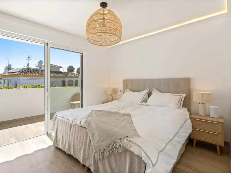 Welcome to a newly renovated townhouse located just a few meters from the beaches of San Pedro. The house is surrounded by schools, shops, sports facilities, restaurants, and all essential services. It also enjoys excellent connections to the centre of Ma