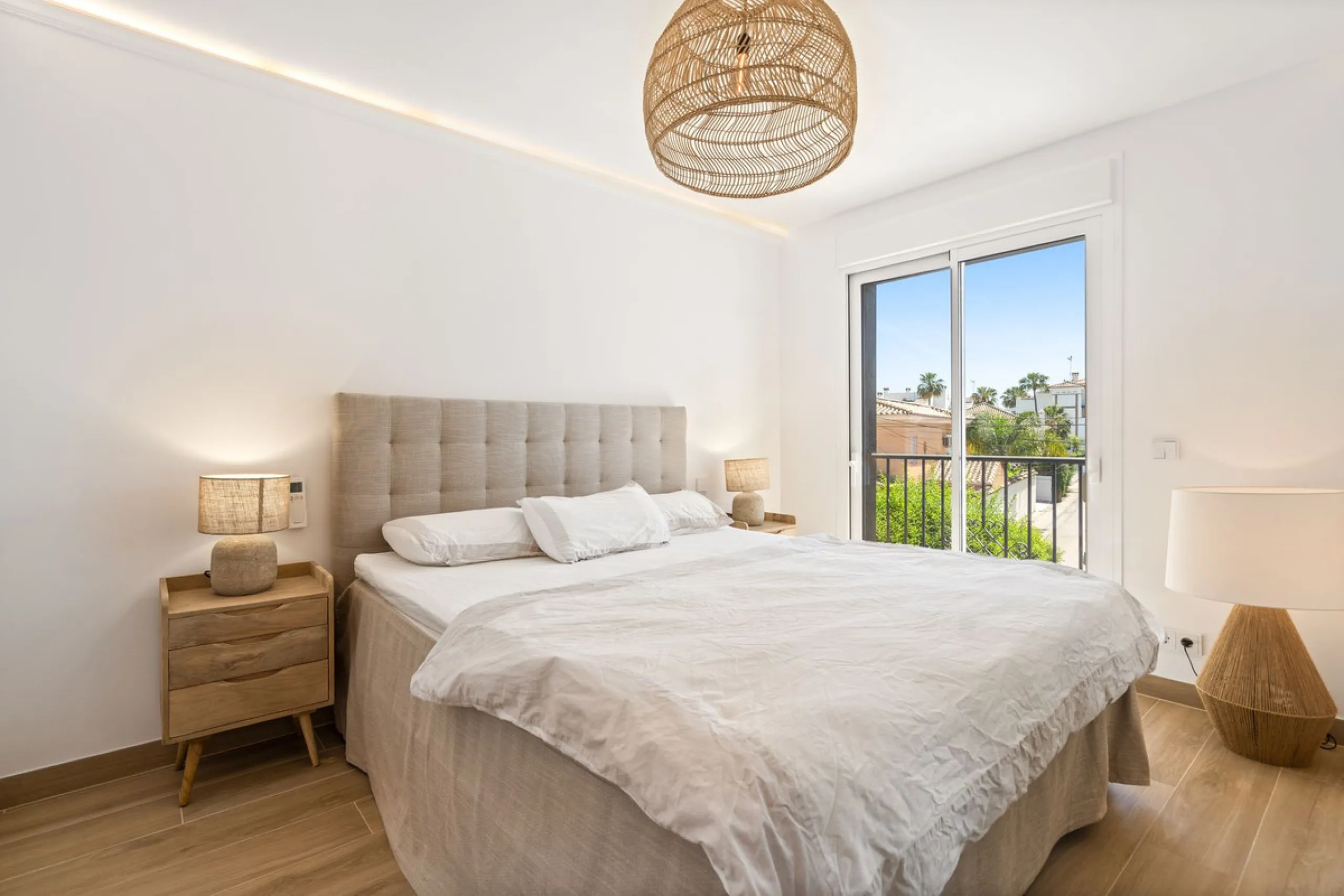 Welcome to a newly renovated townhouse located just a few meters from the beaches of San Pedro. The house is surrounded by schools, shops, sports facilities, restaurants, and all essential services. It also enjoys excellent connections to the centre of Ma