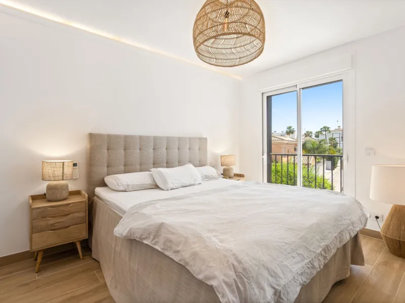 Welcome to a newly renovated townhouse located just a few meters from the beaches of San Pedro. The house is surrounded by schools, shops, sports facilities, restaurants, and all essential services. It also enjoys excellent connections to the centre of Ma