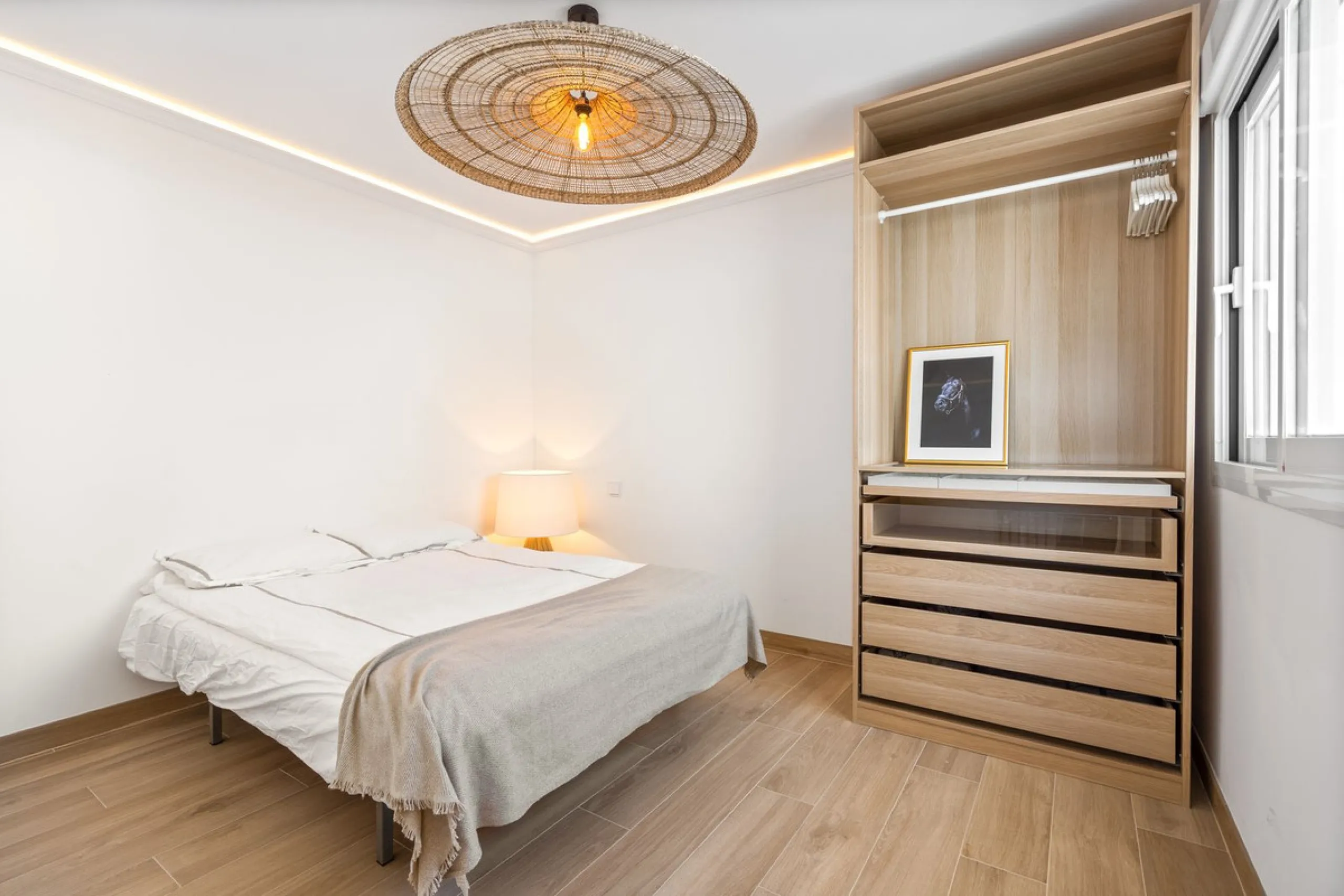 Welcome to a newly renovated townhouse located just a few meters from the beaches of San Pedro. The house is surrounded by schools, shops, sports facilities, restaurants, and all essential services. It also enjoys excellent connections to the centre of Ma
