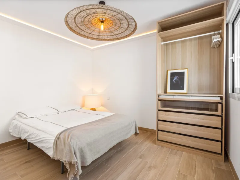 Welcome to a newly renovated townhouse located just a few meters from the beaches of San Pedro. The house is surrounded by schools, shops, sports facilities, restaurants, and all essential services. It also enjoys excellent connections to the centre of Ma