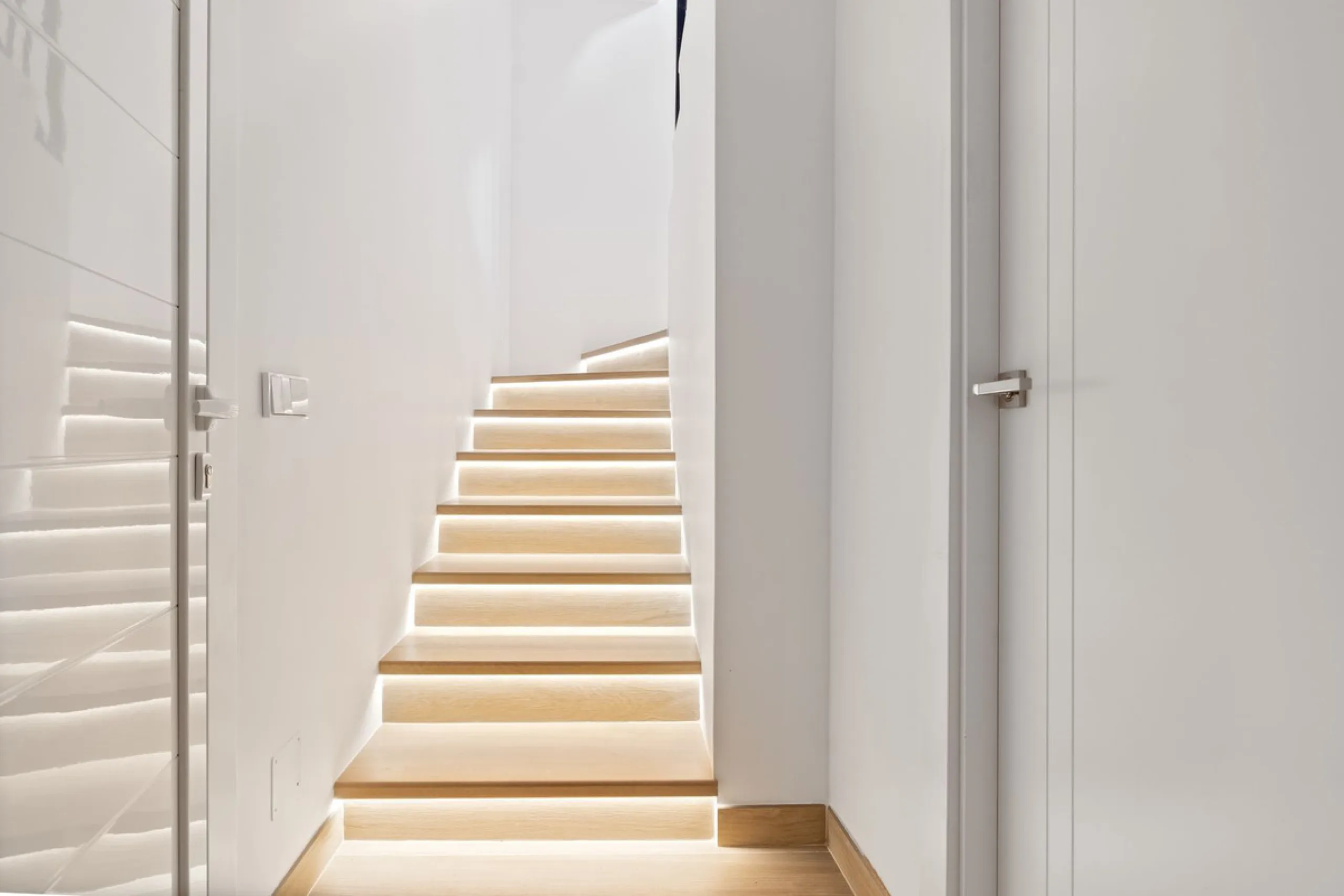 Welcome to a newly renovated townhouse located just a few meters from the beaches of San Pedro. The house is surrounded by schools, shops, sports facilities, restaurants, and all essential services. It also enjoys excellent connections to the centre of Ma