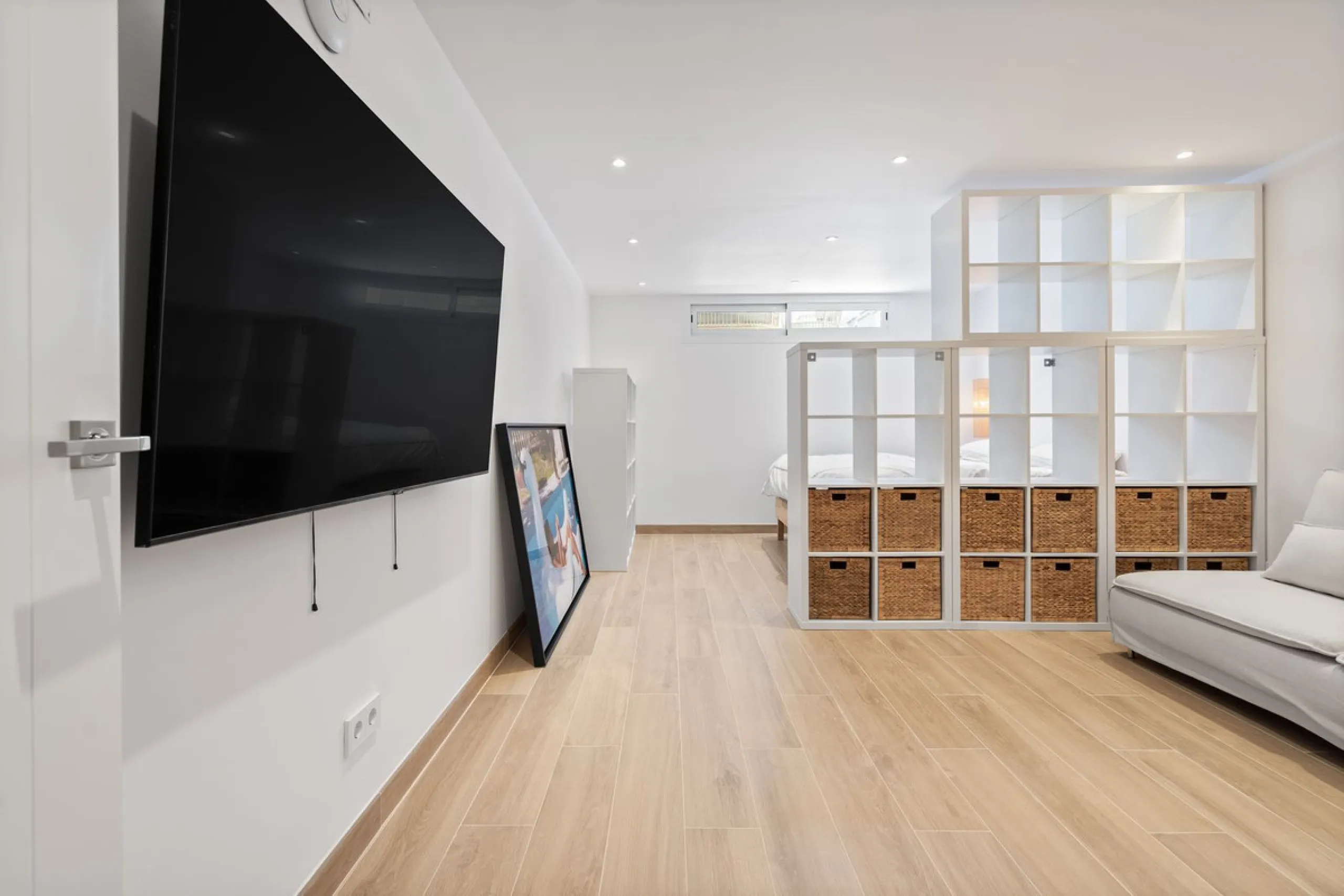 Welcome to a newly renovated townhouse located just a few meters from the beaches of San Pedro. The house is surrounded by schools, shops, sports facilities, restaurants, and all essential services. It also enjoys excellent connections to the centre of Ma