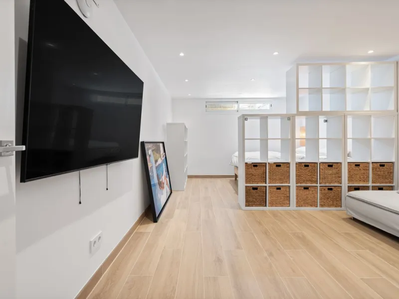 Welcome to a newly renovated townhouse located just a few meters from the beaches of San Pedro. The house is surrounded by schools, shops, sports facilities, restaurants, and all essential services. It also enjoys excellent connections to the centre of Ma