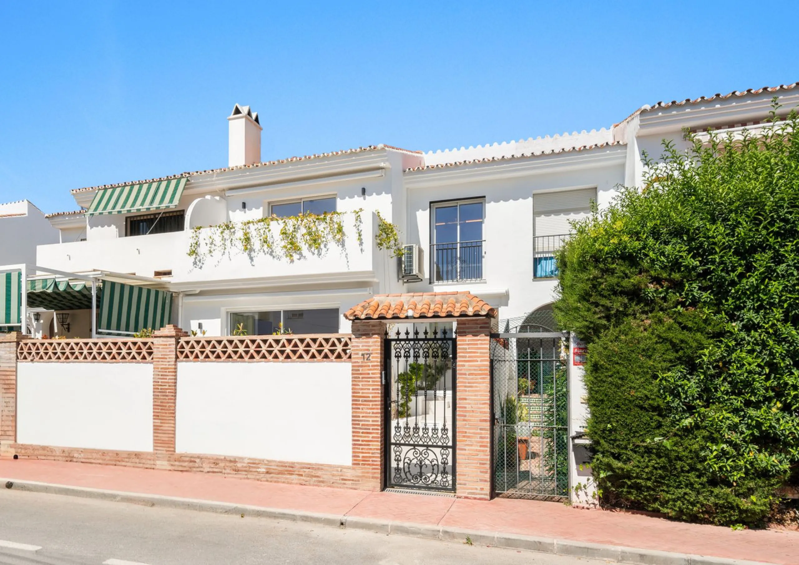 Welcome to a newly renovated townhouse located just a few meters from the beaches of San Pedro. The house is surrounded by schools, shops, sports facilities, restaurants, and all essential services. It also enjoys excellent connections to the centre of Ma