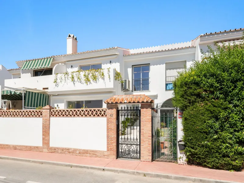Welcome to a newly renovated townhouse located just a few meters from the beaches of San Pedro. The house is surrounded by schools, shops, sports facilities, restaurants, and all essential services. It also enjoys excellent connections to the centre of Ma