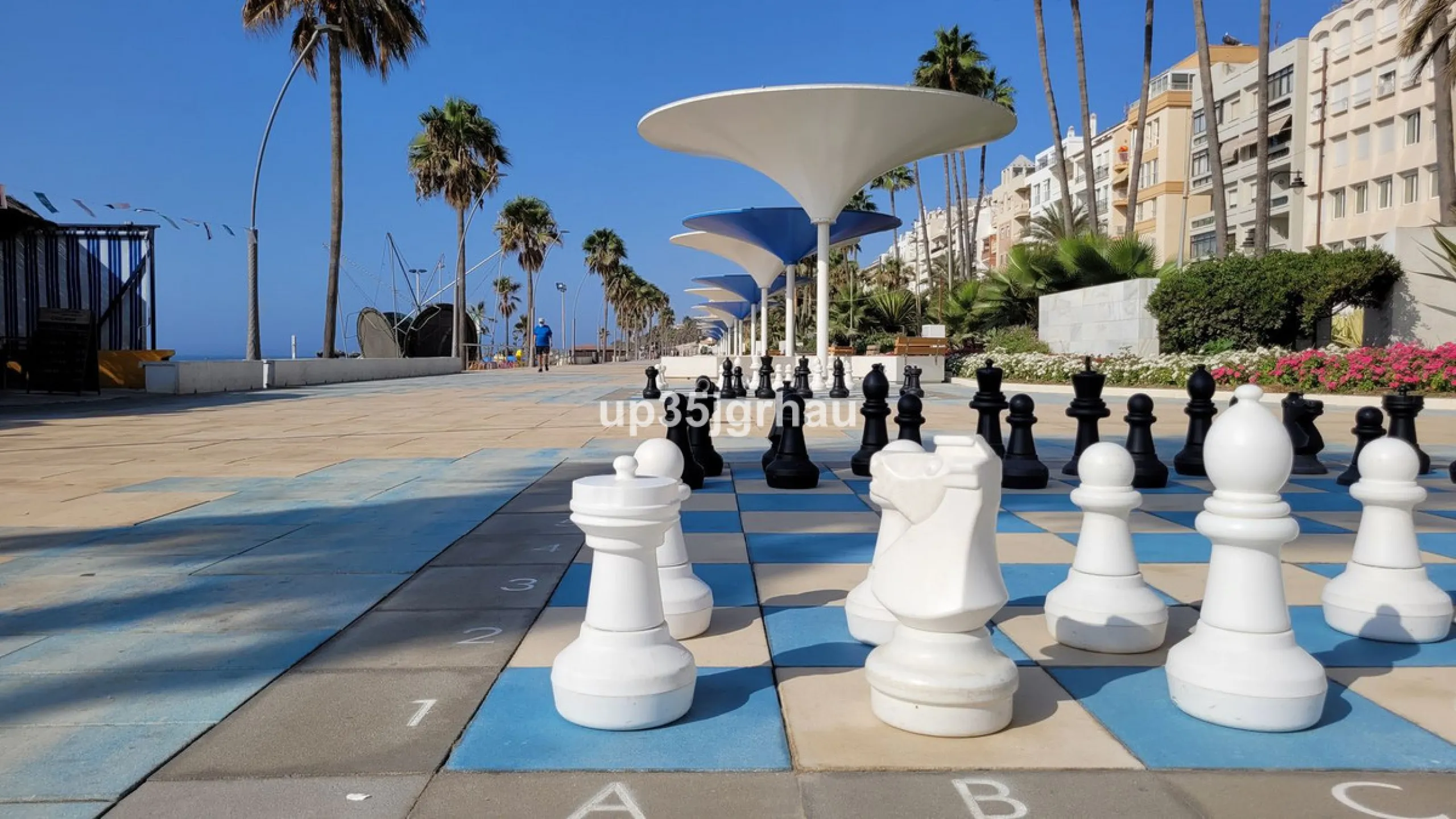 Two-bedroom apartment just 50 meters from the beach in a prime beachfront building in the heart of Estepona, on the new Estepona promenade.