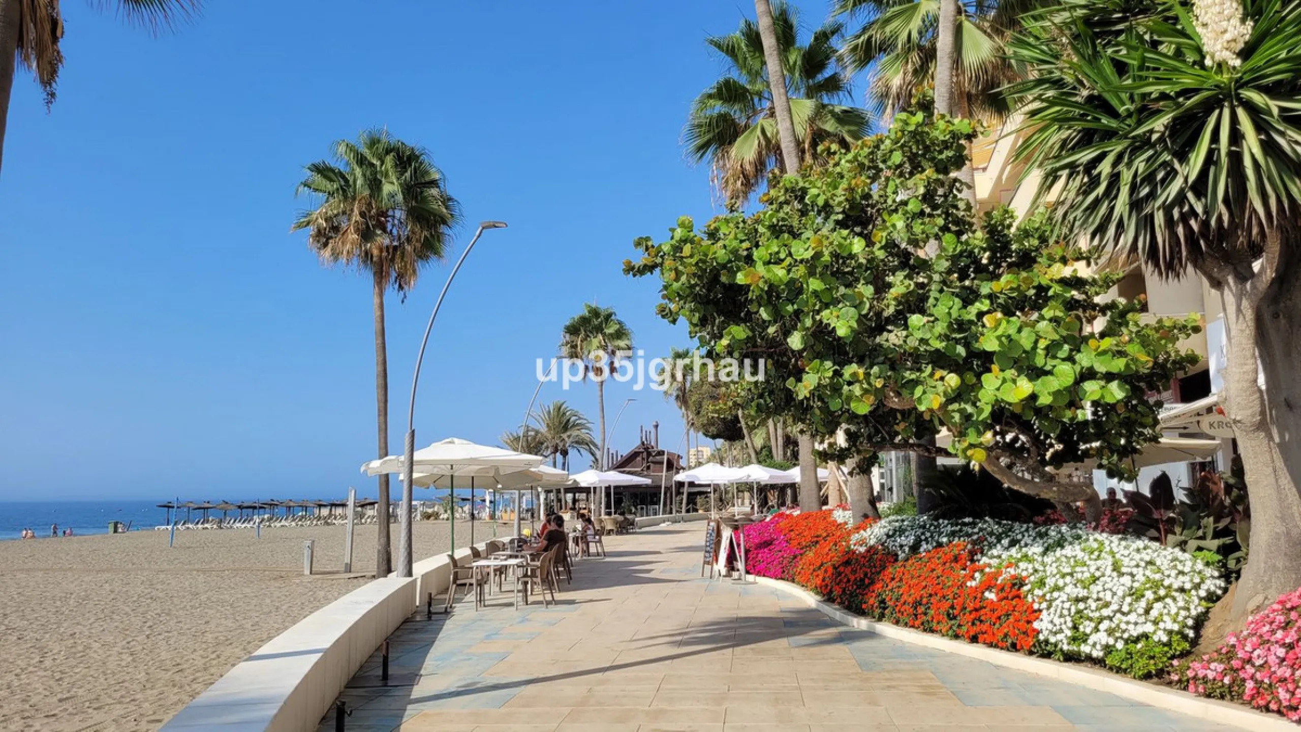 Two-bedroom apartment just 50 meters from the beach in a prime beachfront building in the heart of Estepona, on the new Estepona promenade.