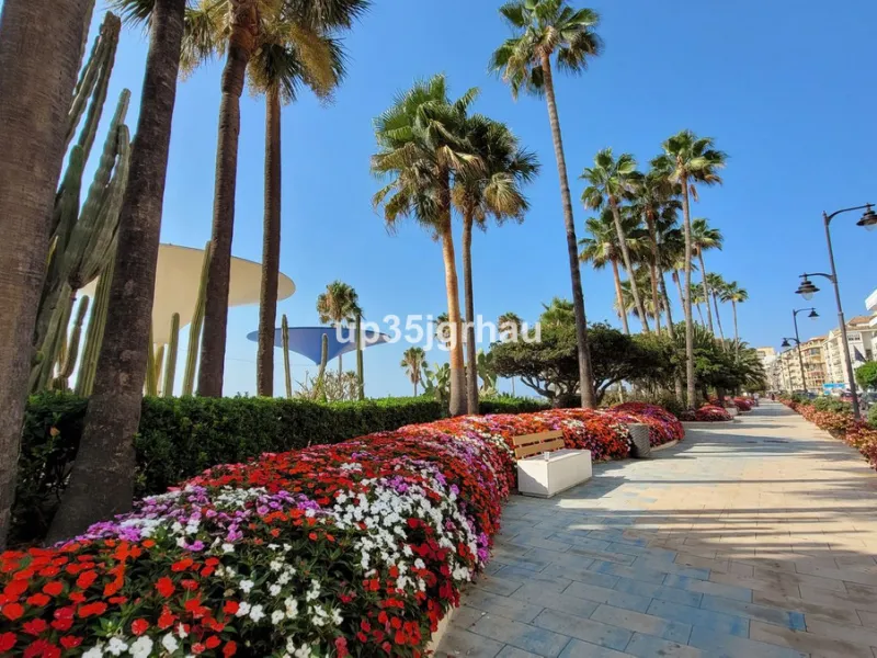 Two-bedroom apartment just 50 meters from the beach in a prime beachfront building in the heart of Estepona, on the new Estepona promenade.